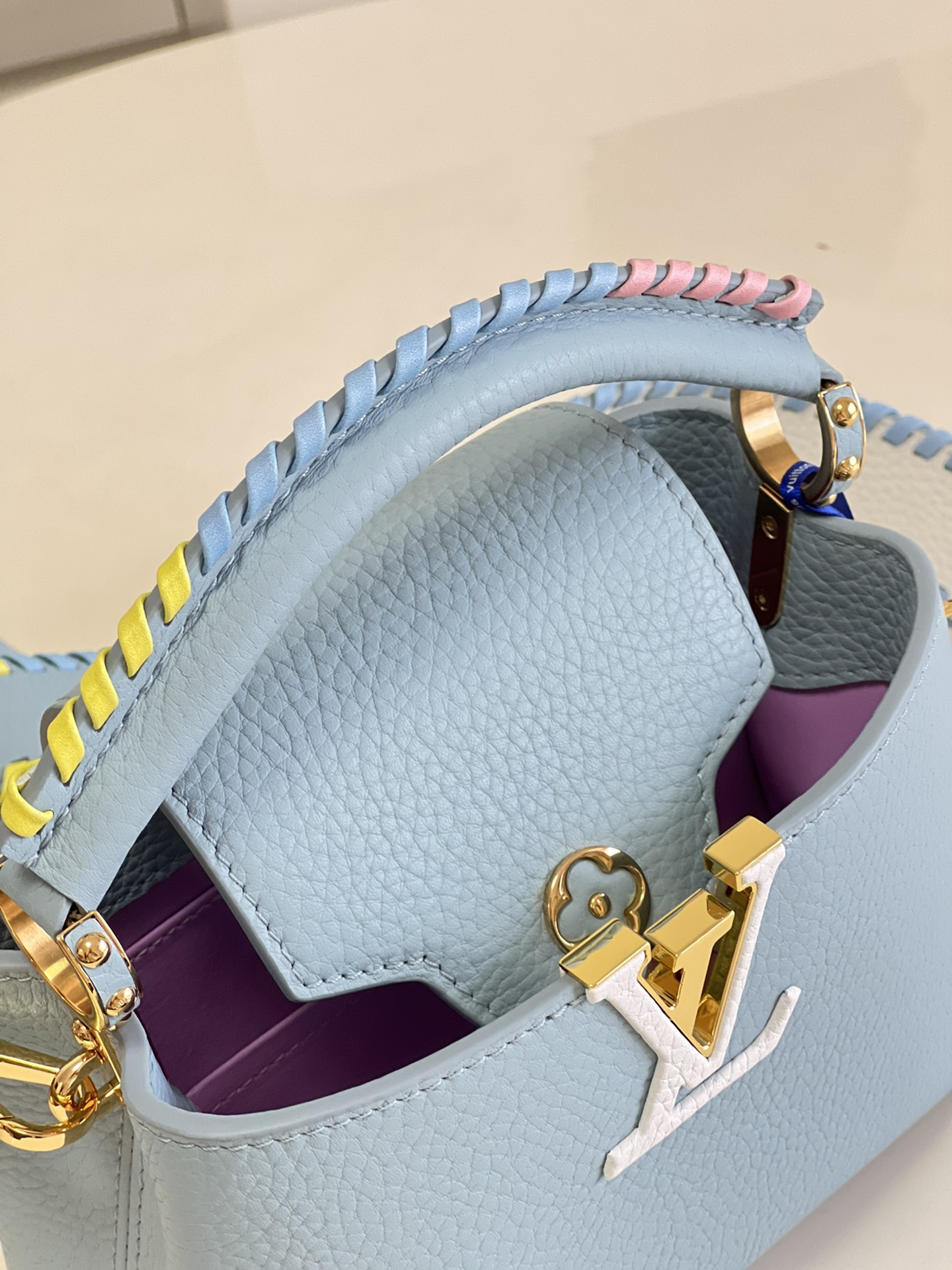 l**is V*t*n capucines handlebag