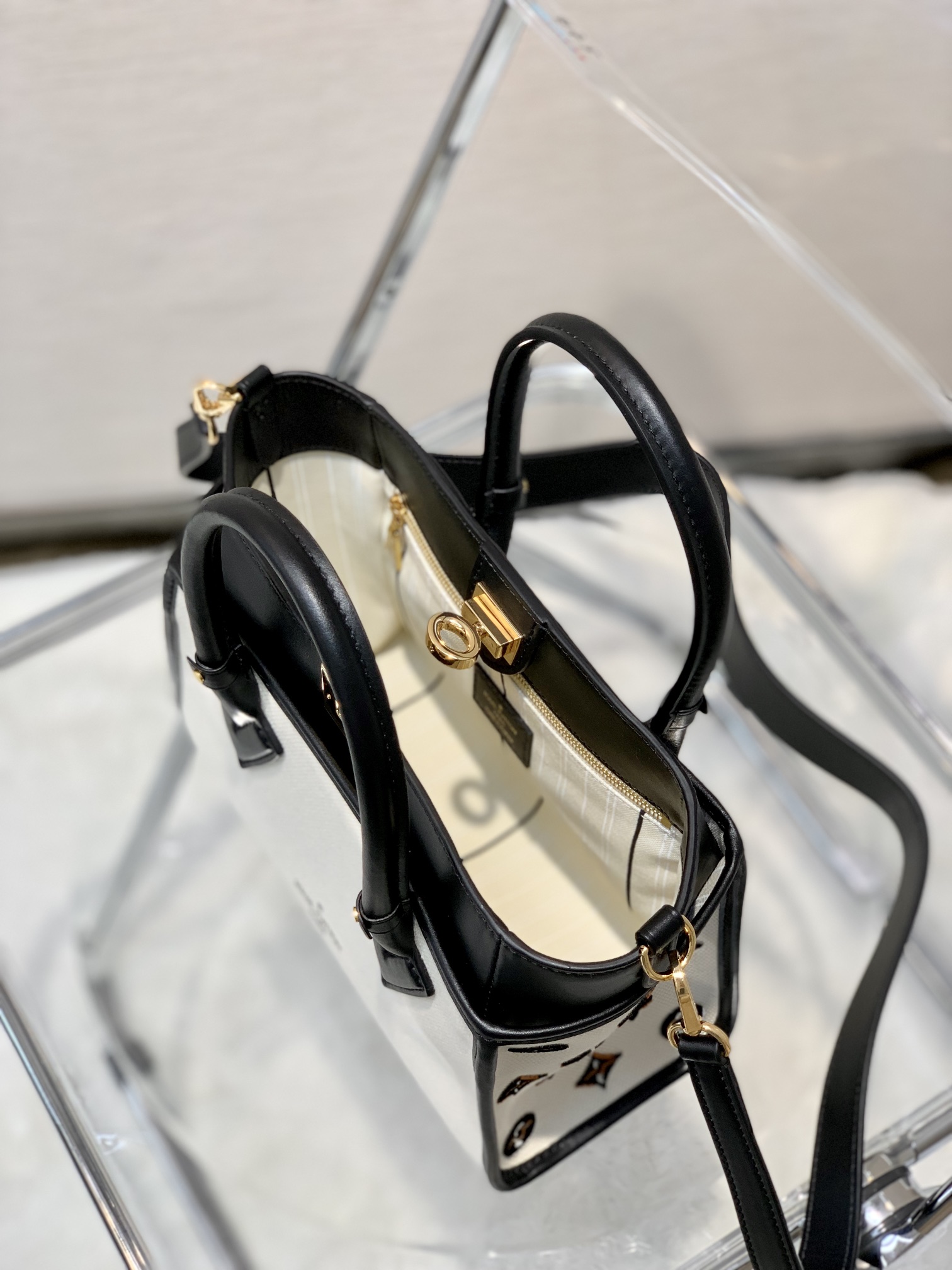 l**is V*t*n on my side tote bag-25*20*12cm