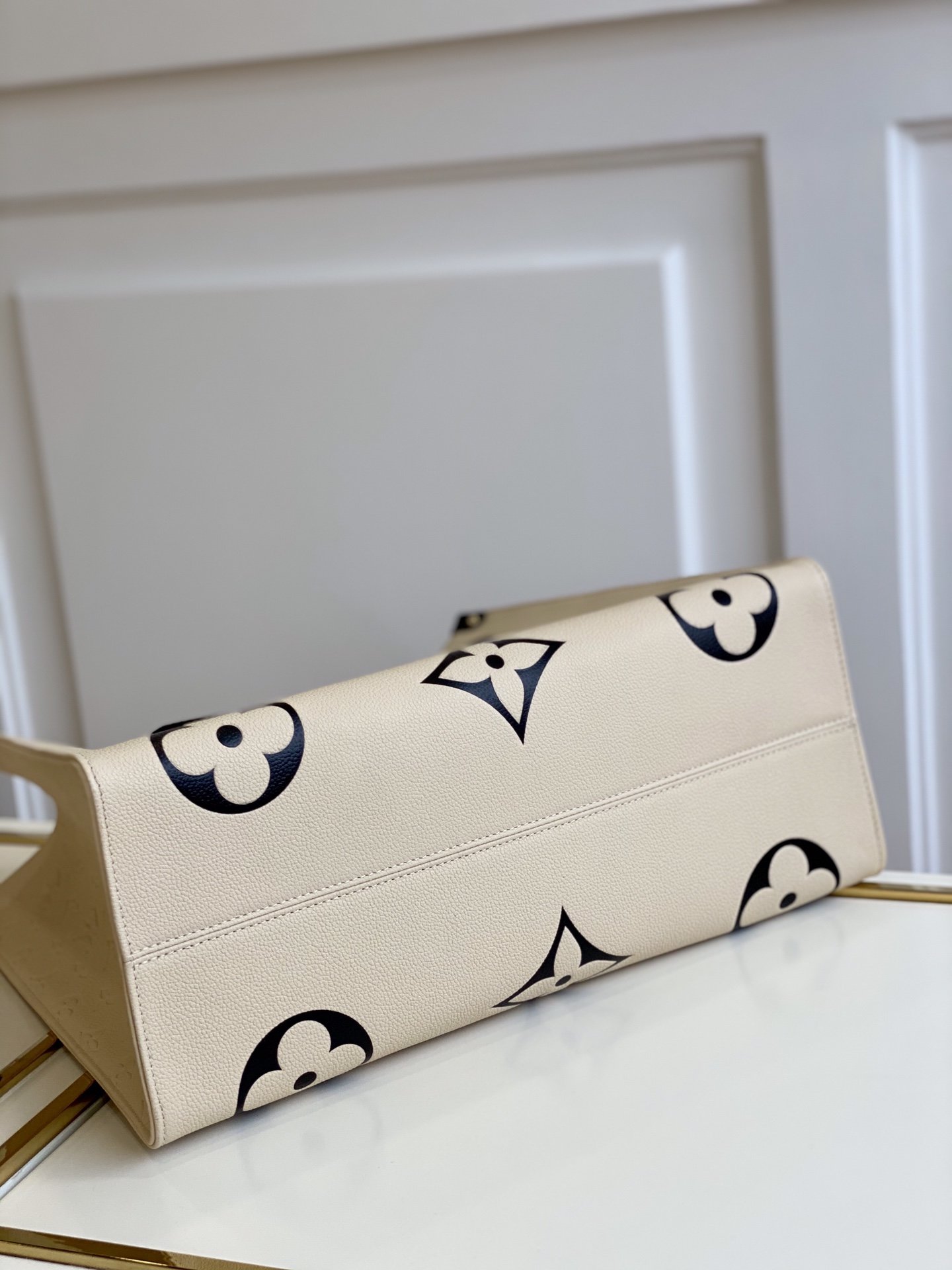 l**is V*t*n onthego handbag-41*34*19cm