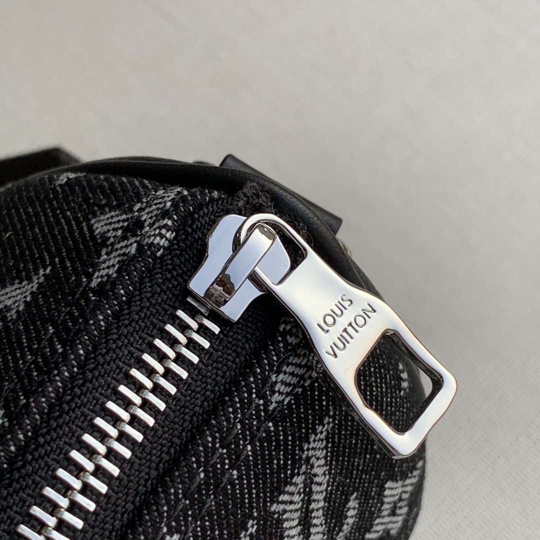 l**is V*t*n everyday bag-21×9×12cm