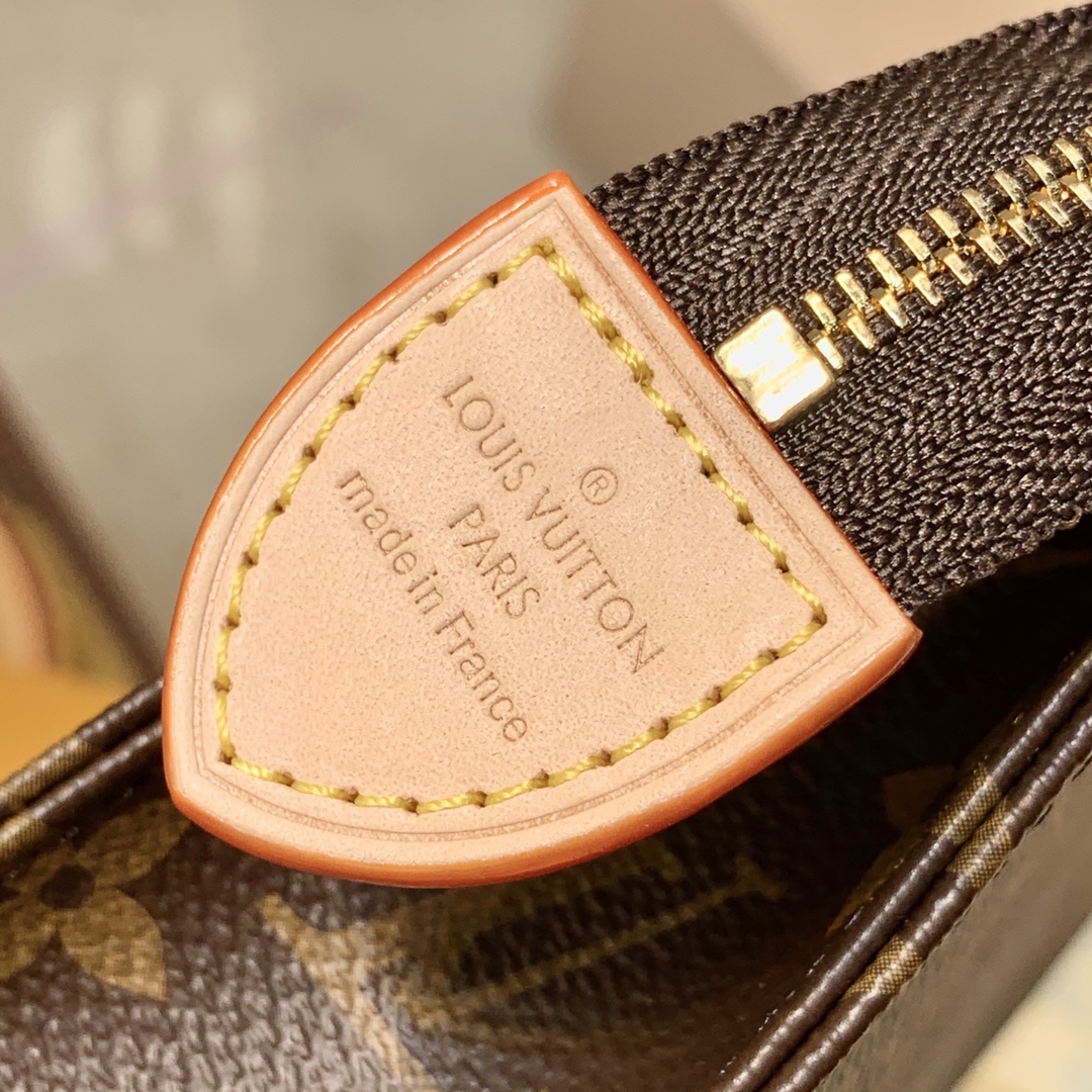 l**is V*t*n toiletry pouch -15*10*4.5cm