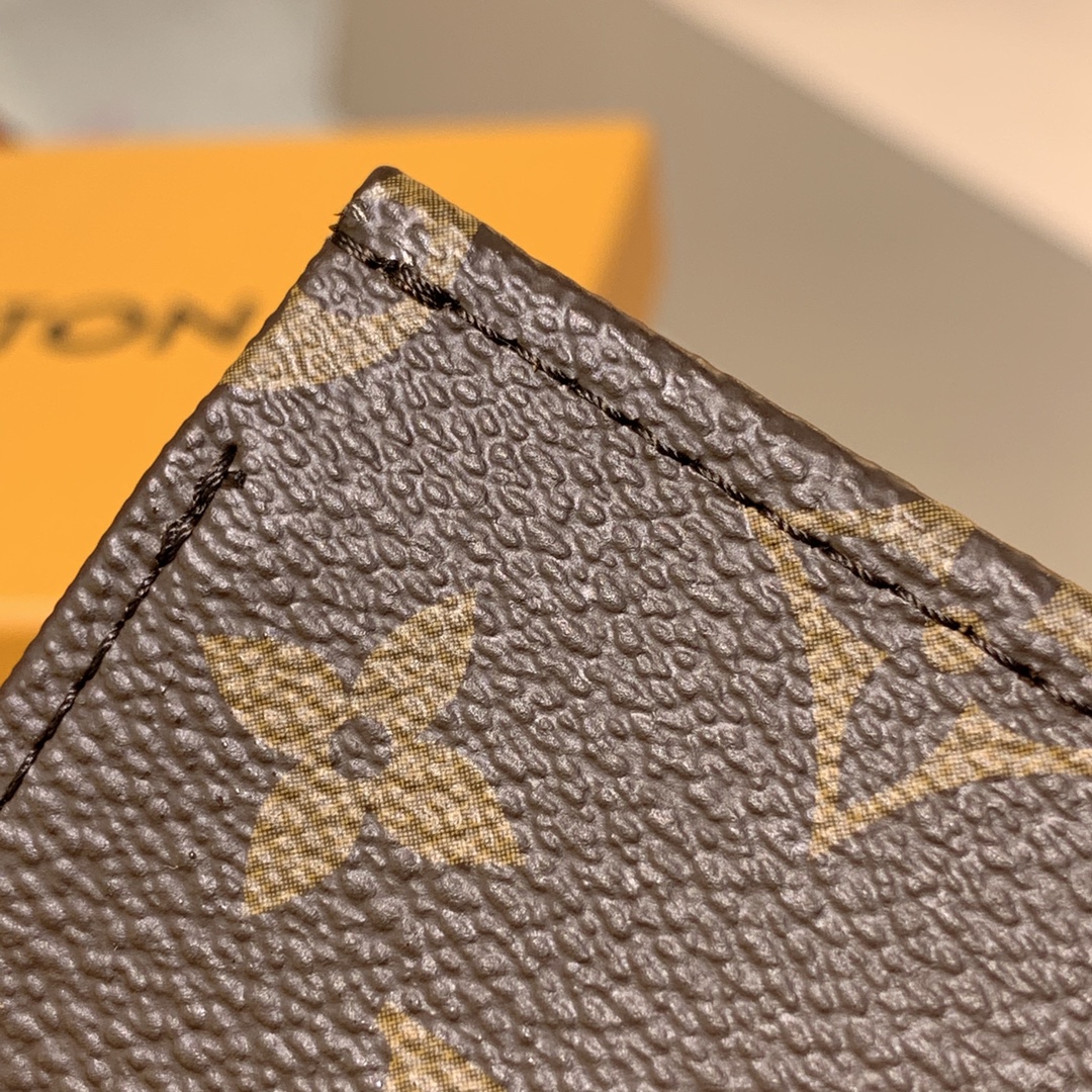 l**is V*t*n toiletry pouch -15*10*4.5cm