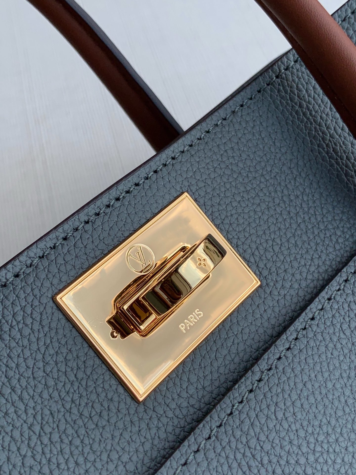 l**is V*t*n on my side tote bag-31*25*14cm