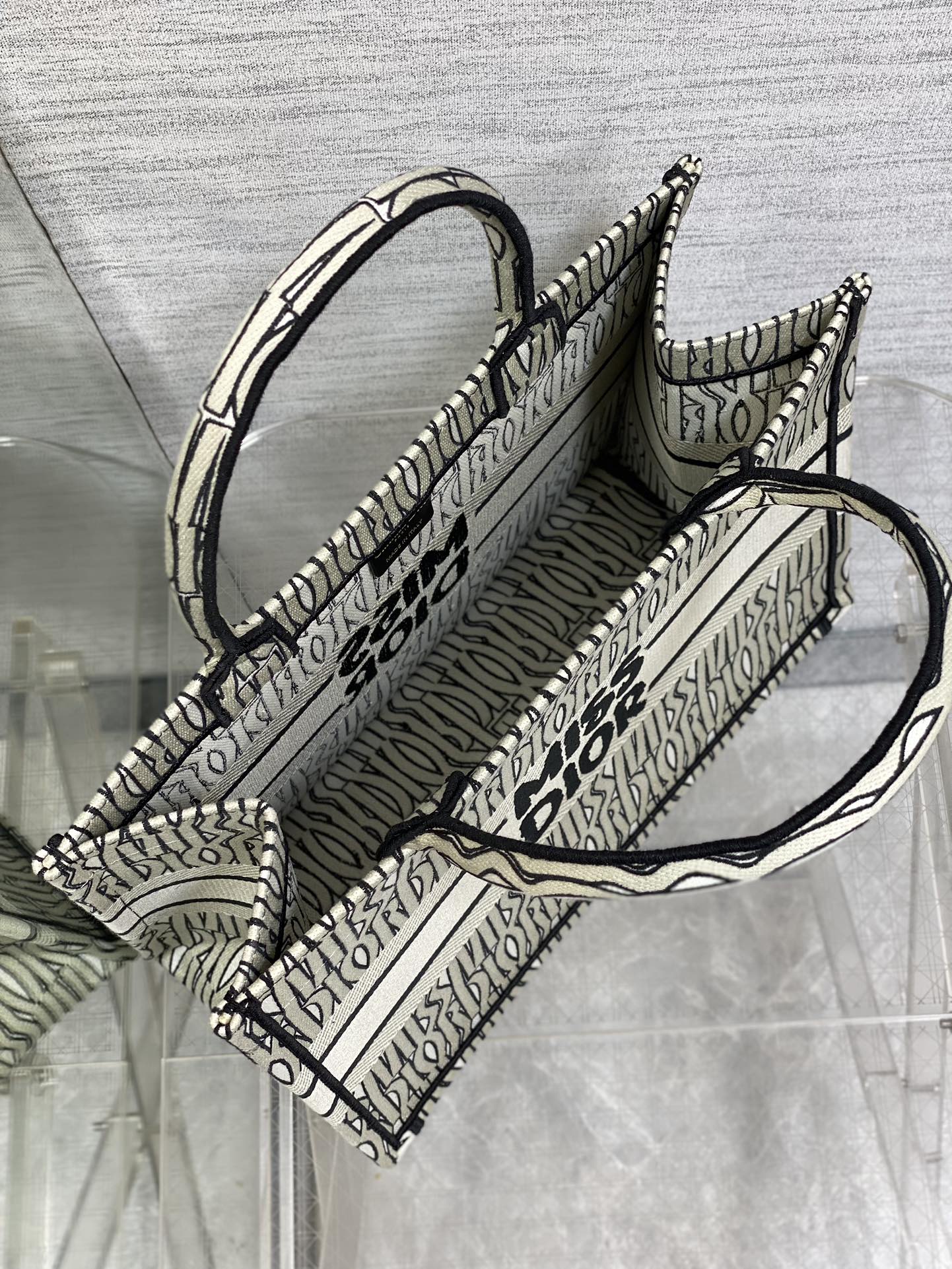 D*or small book tote-36.5cm