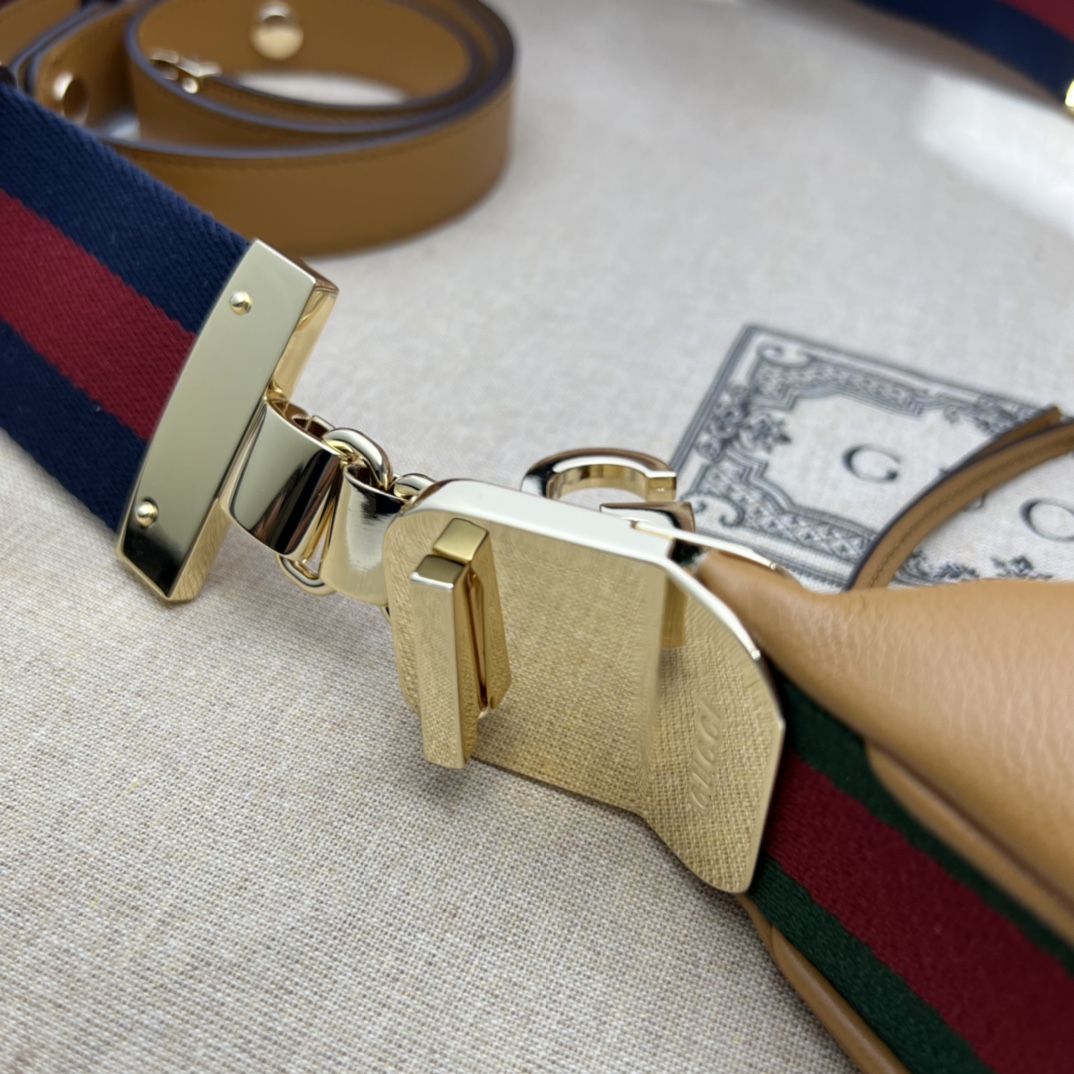 G*u*i attache large shoulder bag-35*32*6cm