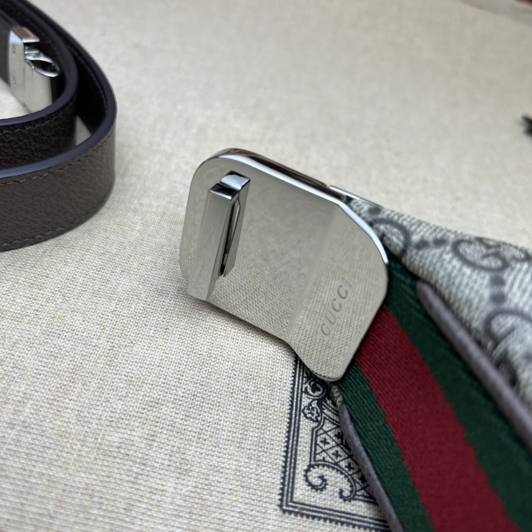 G*u*i attache large shoulder bag-35*32*6cm