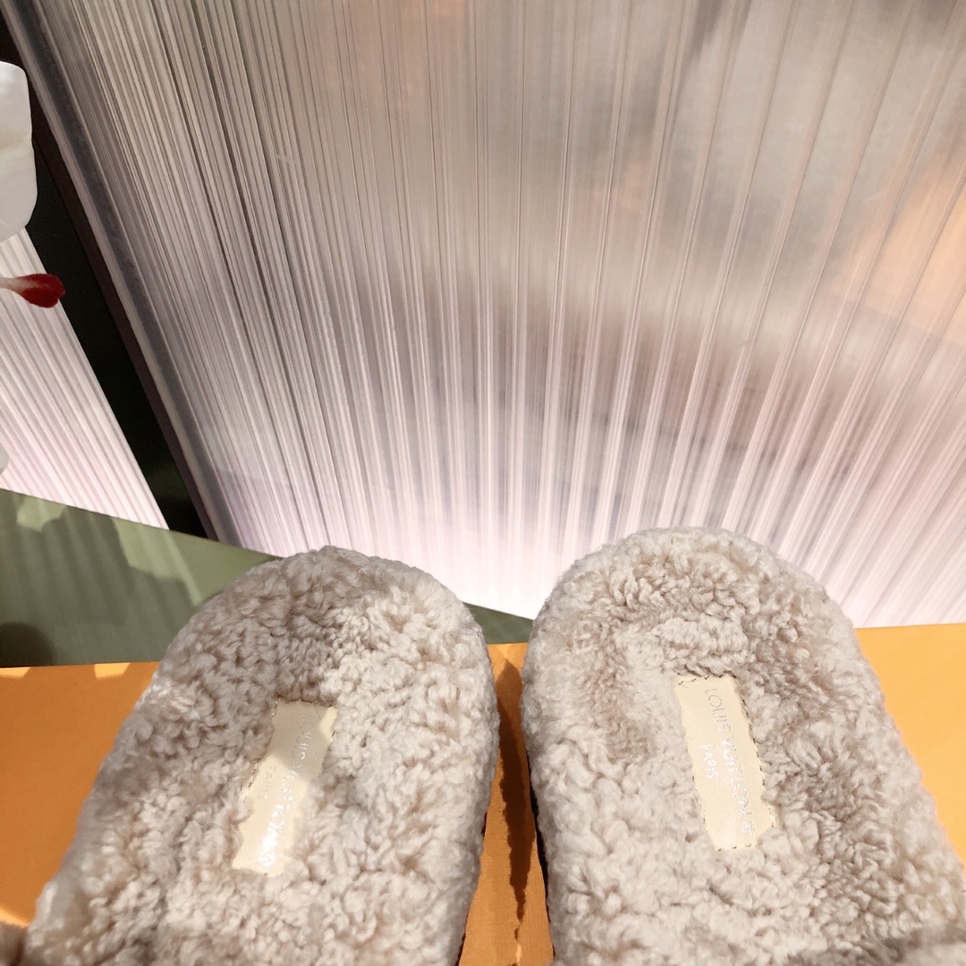 l**is V*t*n slippers