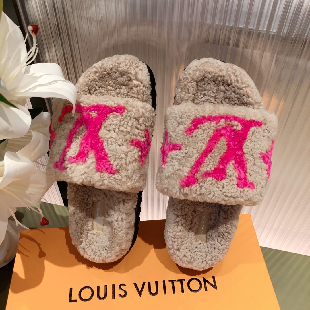 l**is V*t*n slippers