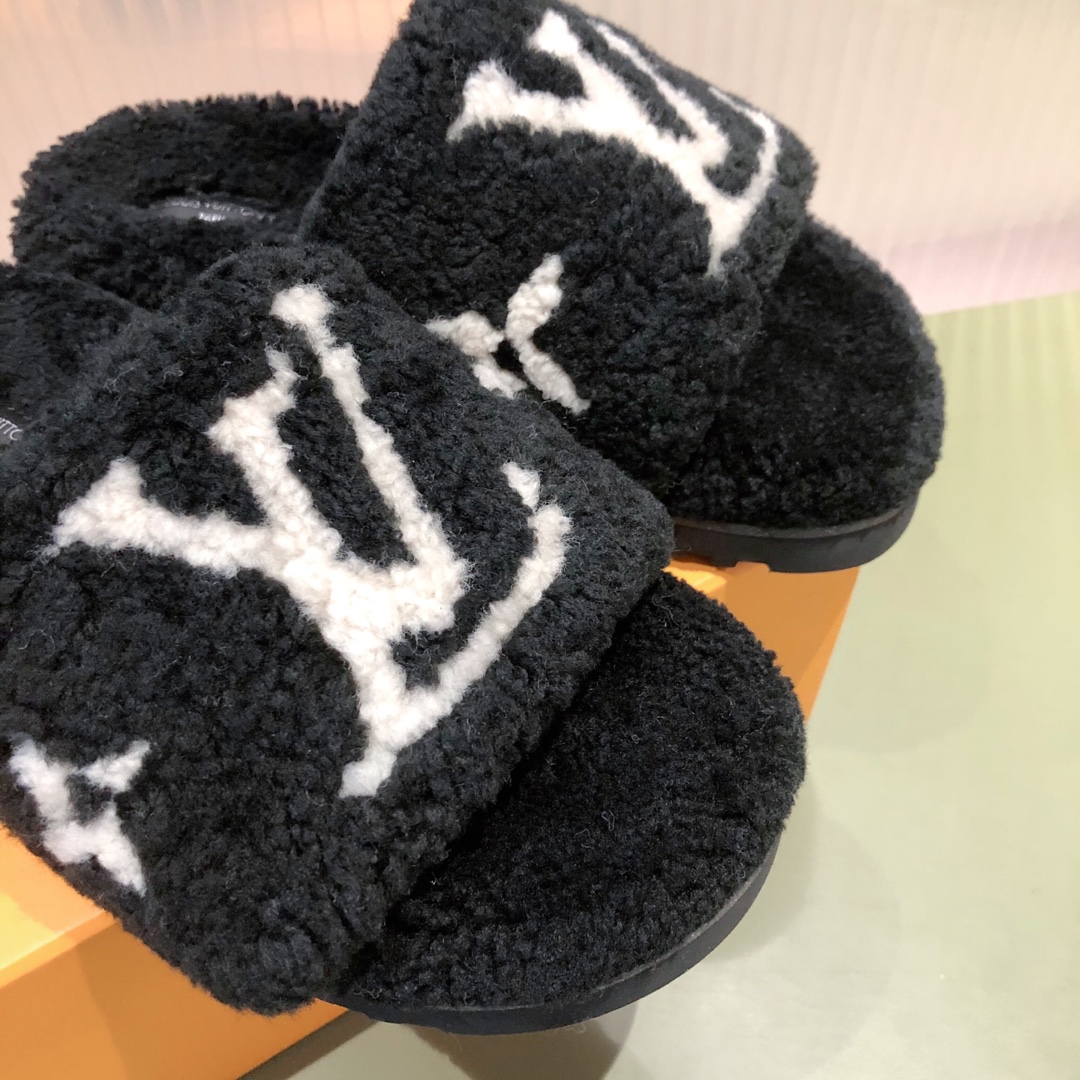 l**is V*t*n slippers