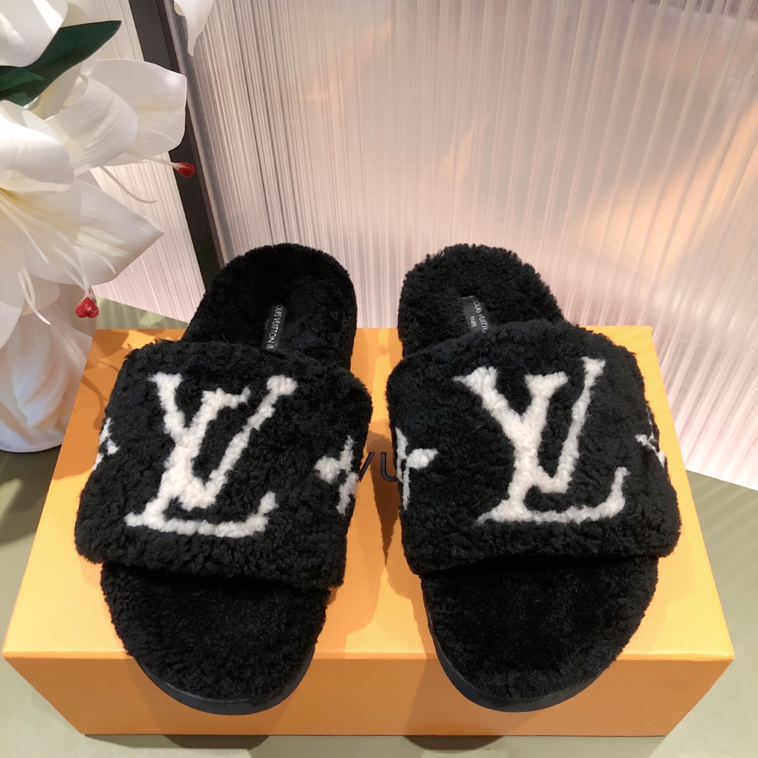 l**is V*t*n slippers