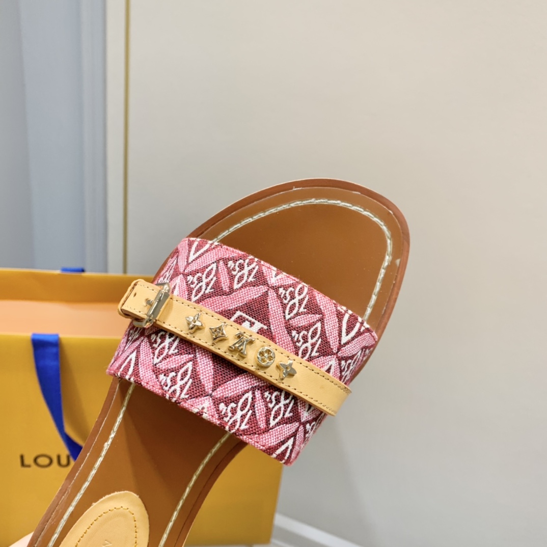 l**is V*t*n slippers