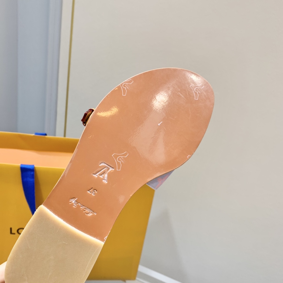 l**is V*t*n slippers