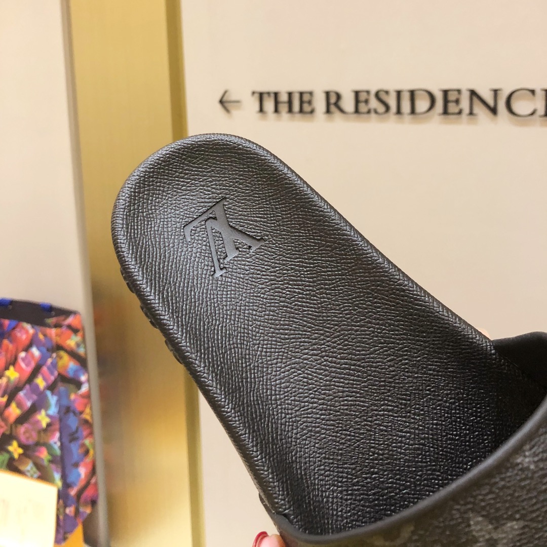 l**is V*t*n slippers