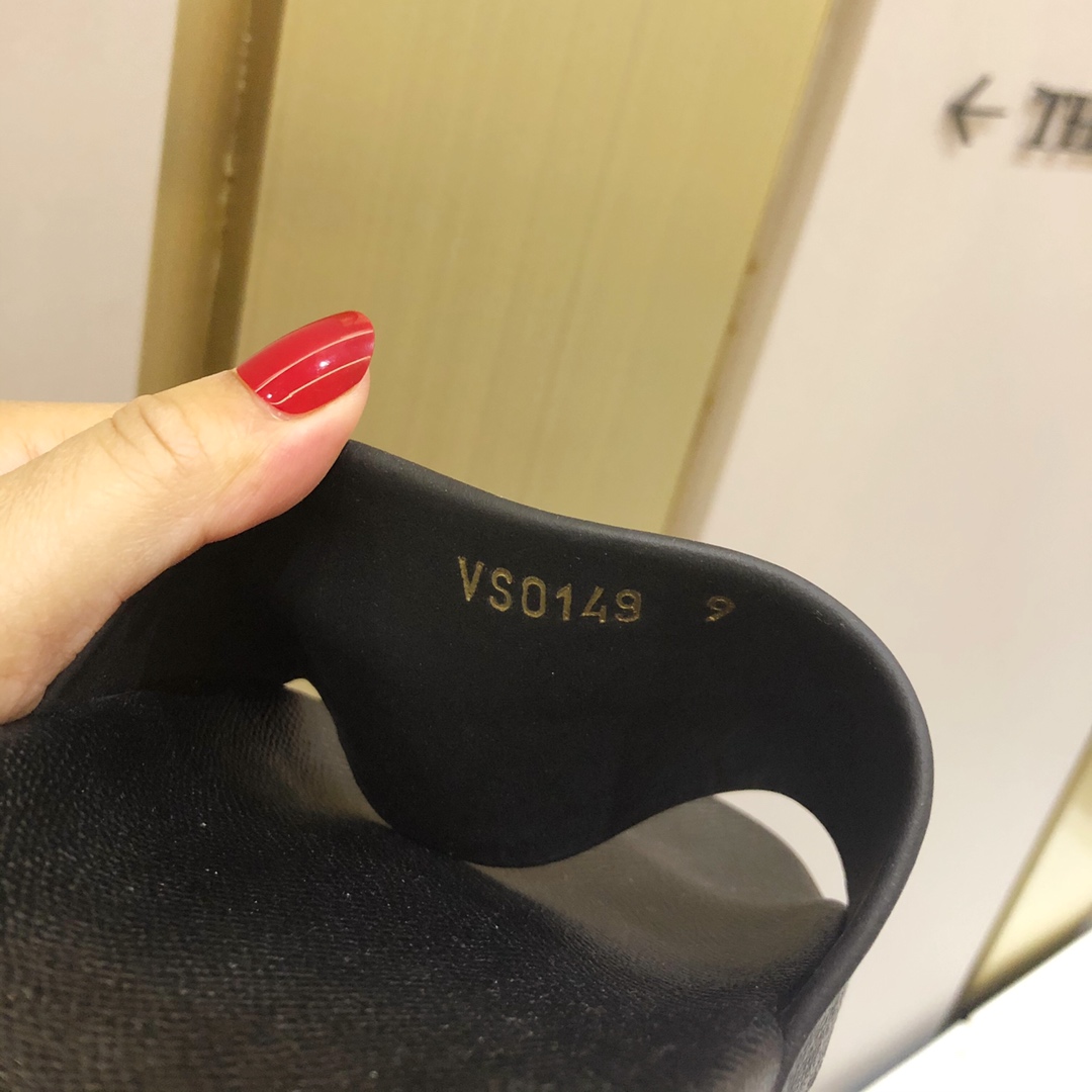 l**is V*t*n slippers