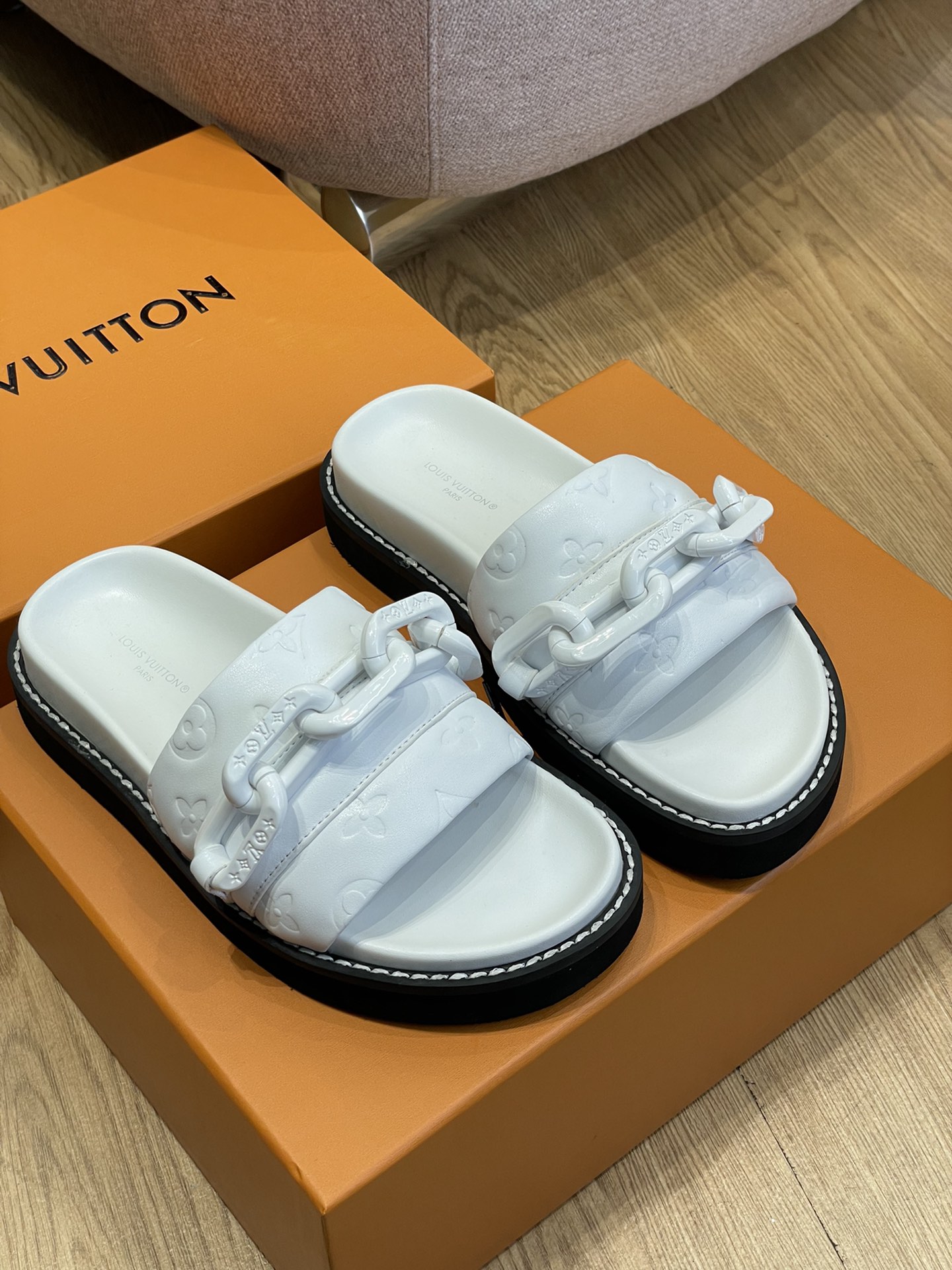 l**is V*t*n 2022ss sandals