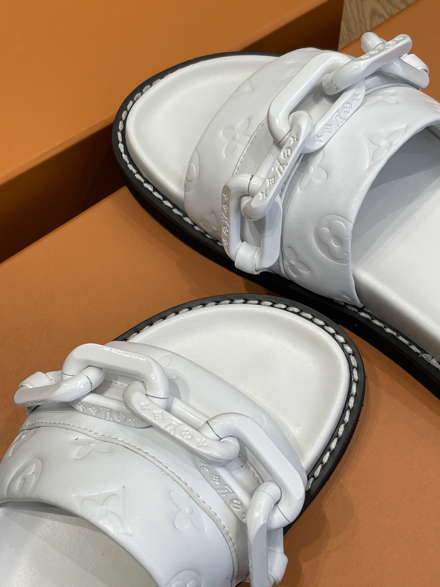 l**is V*t*n 2022ss sandals