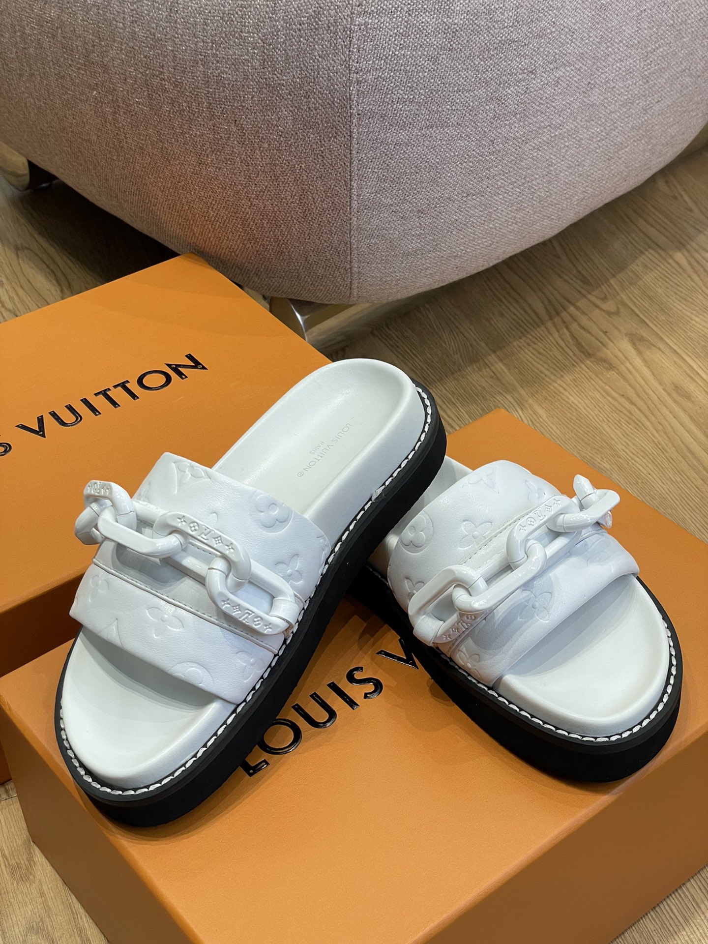 l**is V*t*n 2022ss sandals