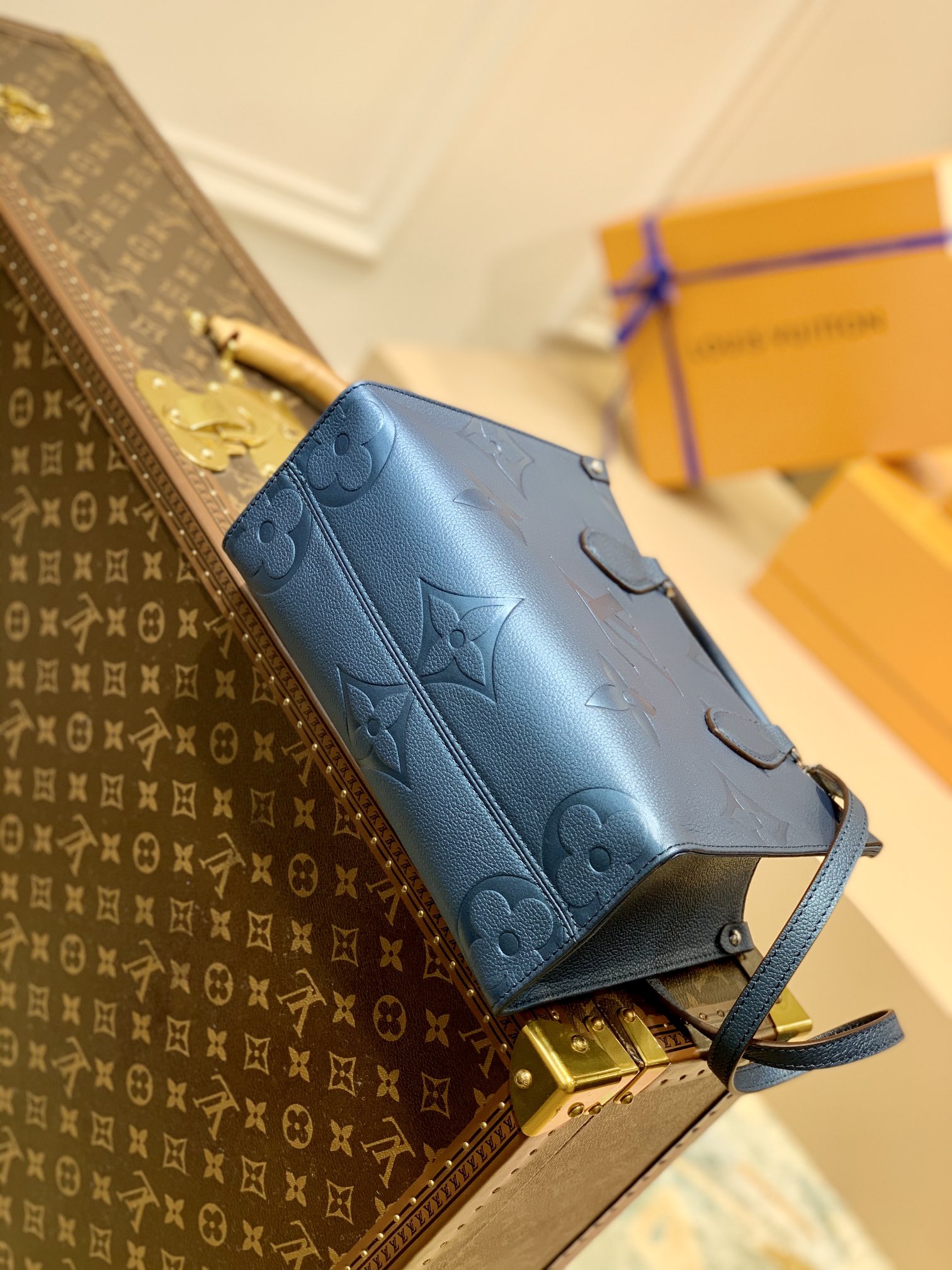 l**is V*t*n onthego handbag-25*19*11cm