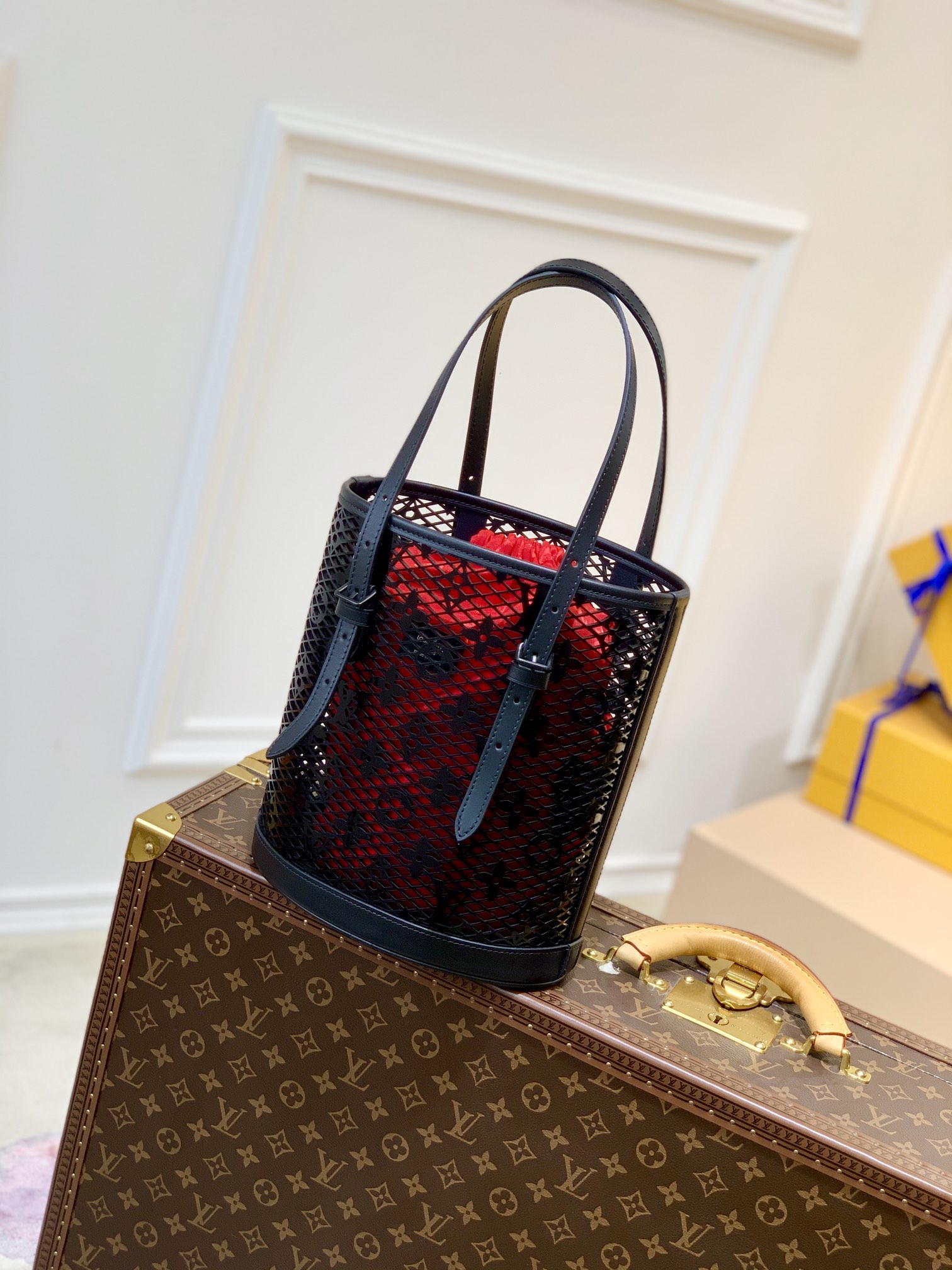 l**is V*t*n bucket -23x26x16cm