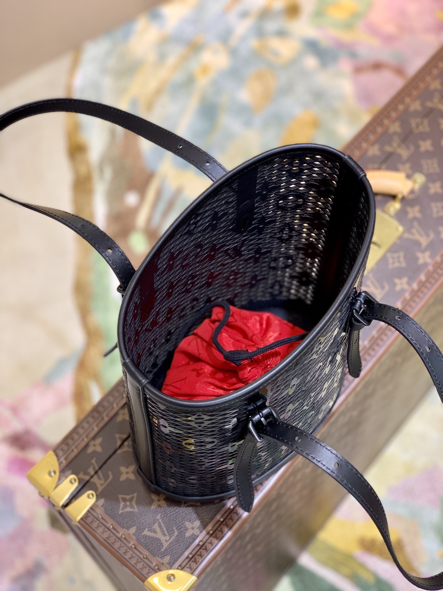 l**is V*t*n bucket -23x26x16cm