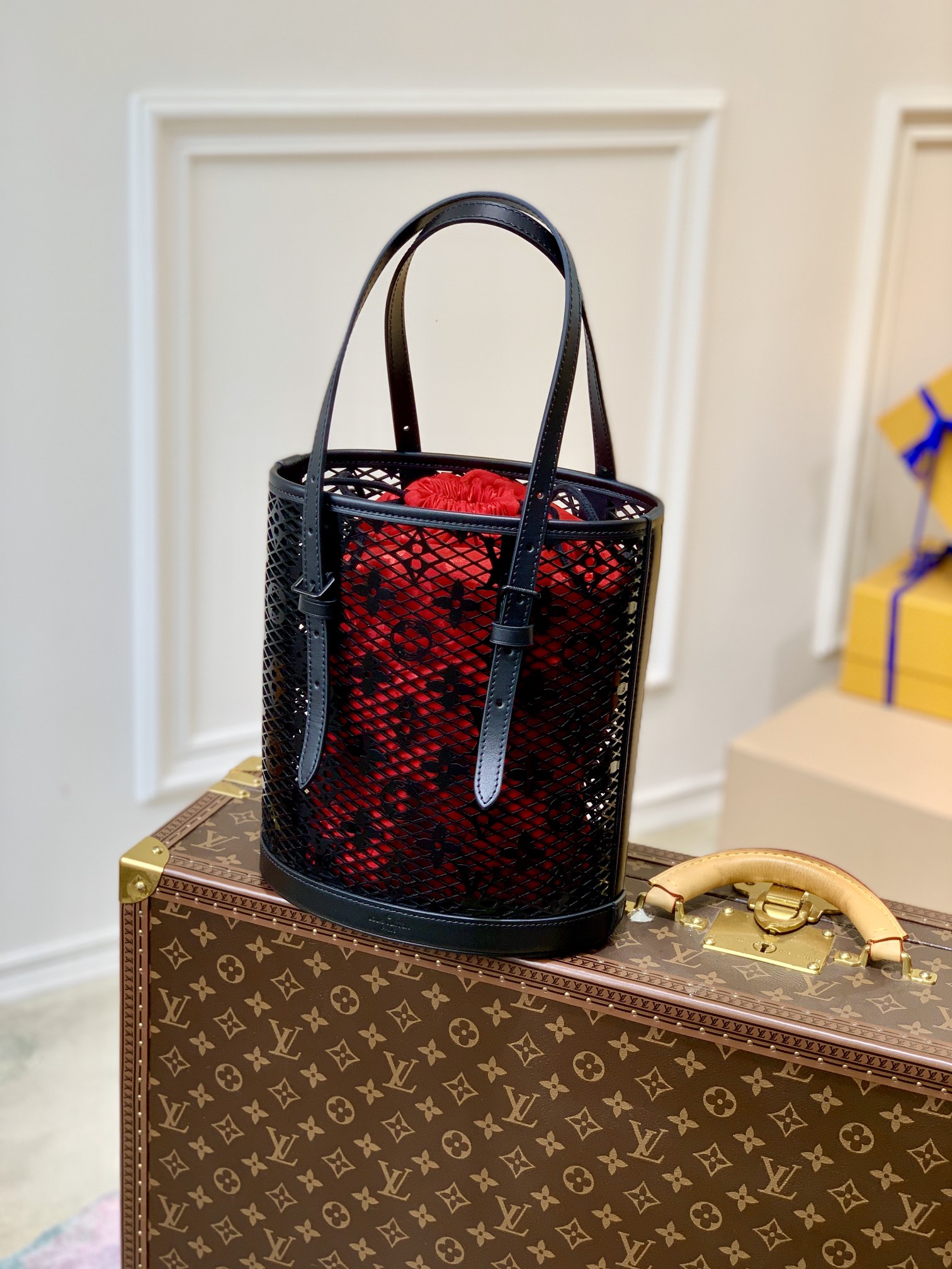 l**is V*t*n bucket -23x26x16cm