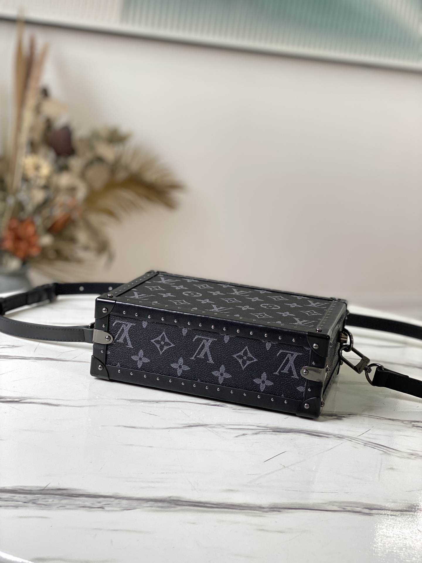 l**is V*t*n clutch box-24 x 16.5 x 8 cm