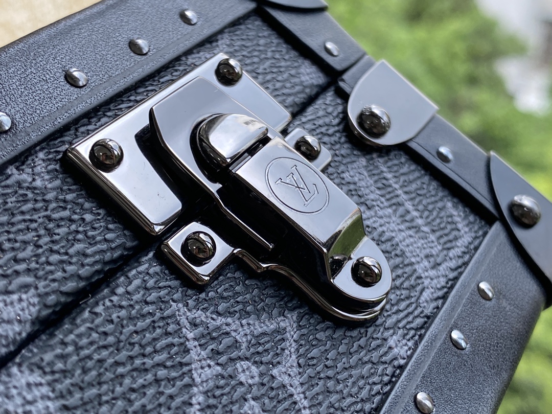 l**is V*t*n clutch box-24 x 16.5 x 8 cm