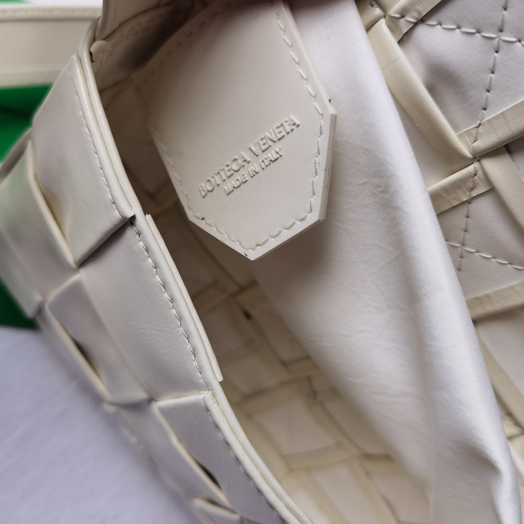 Bo*te*ga ve*ne*ta cassette bag-17.5x10.5x3.5cm