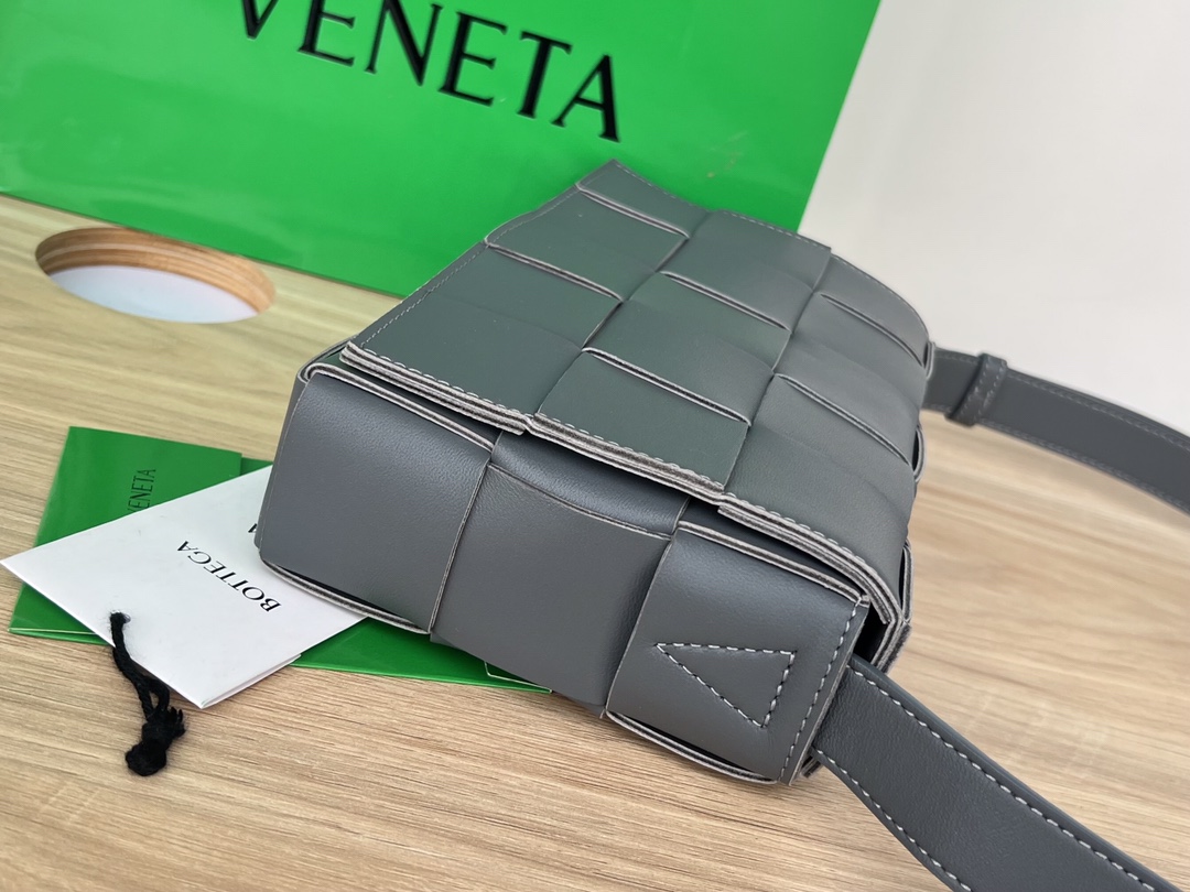 Bo*te*ga ve*ne*ta cassette bag-23x15x6cm