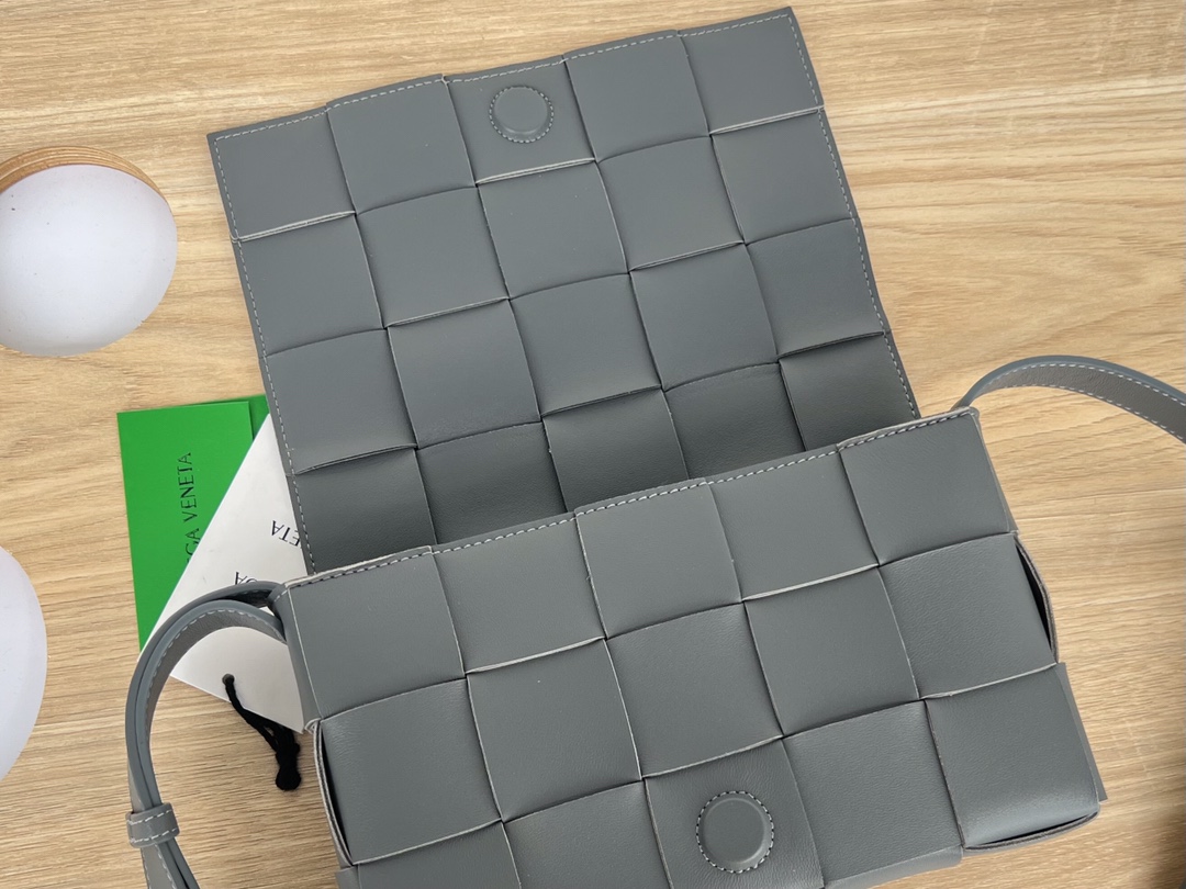 Bo*te*ga ve*ne*ta cassette bag-23x15x6cm