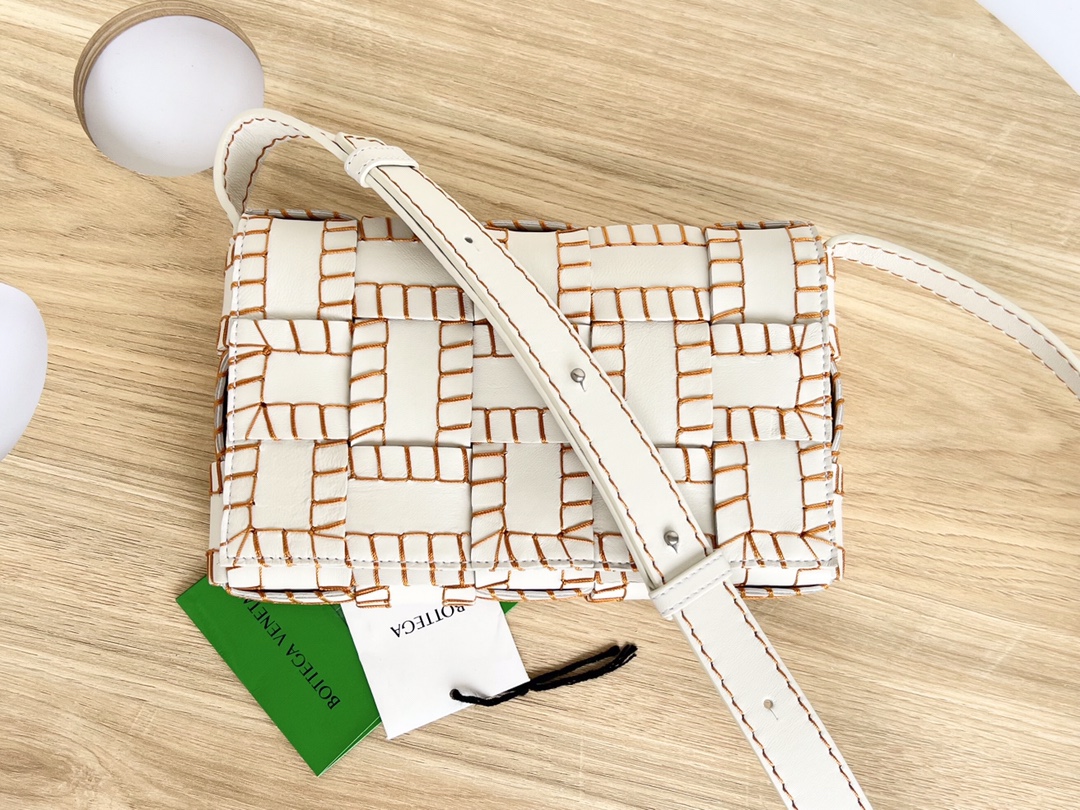 Bo*te*ga ve*ne*ta cassette bag-23x15x6cm