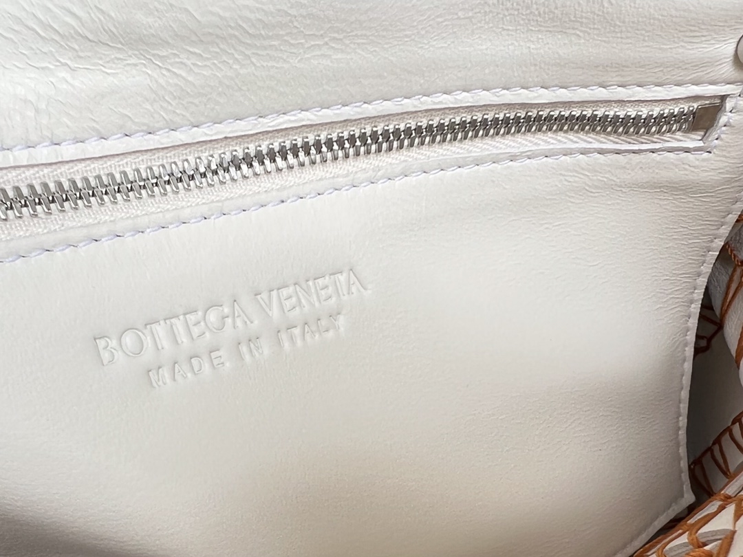 Bo*te*ga ve*ne*ta cassette bag-23x15x6cm