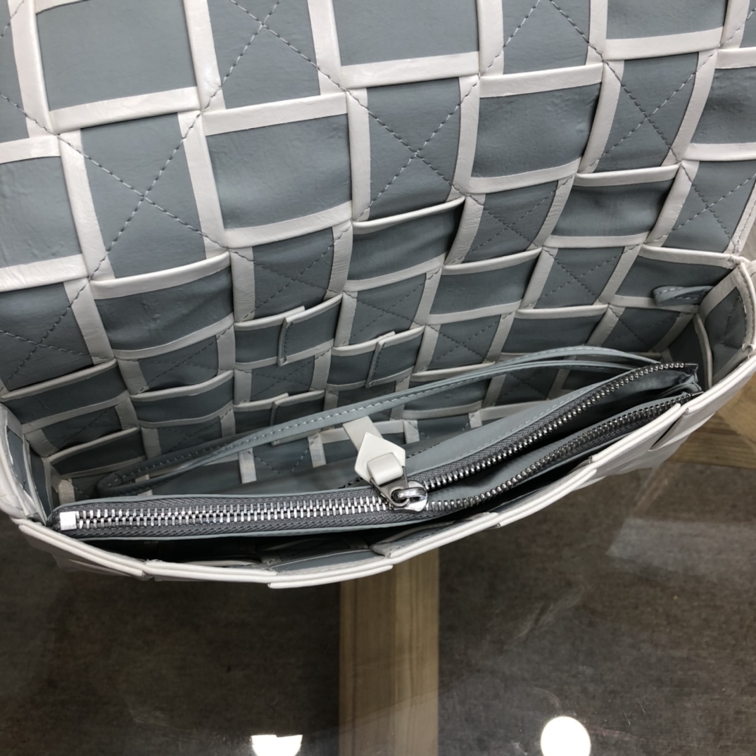 Bo*te*ga ve*ne*ta belt cassette bag-14*28*4cm