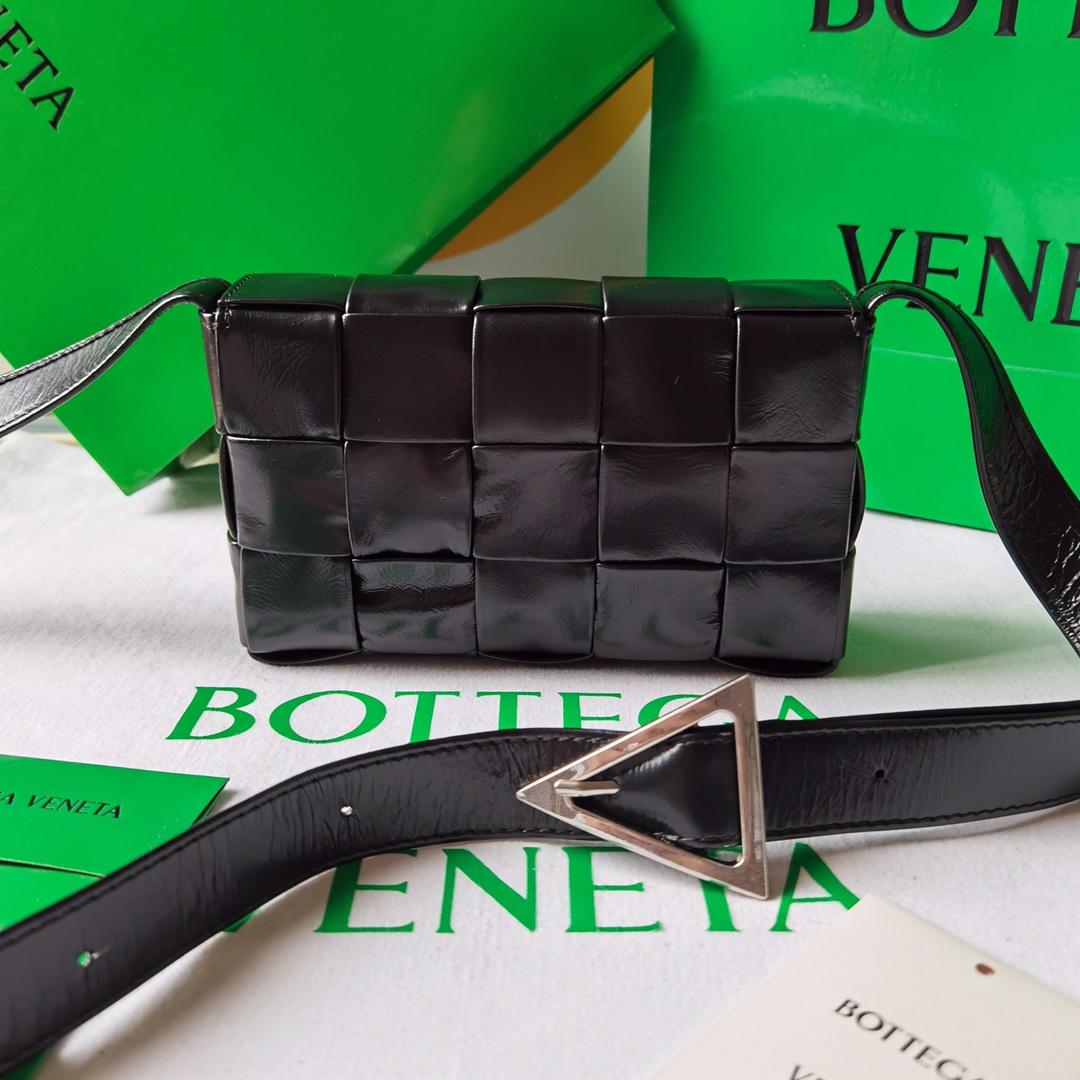 Bo*te*ga ve*ne*ta cassette bag-17.5x10.5x3.5cm