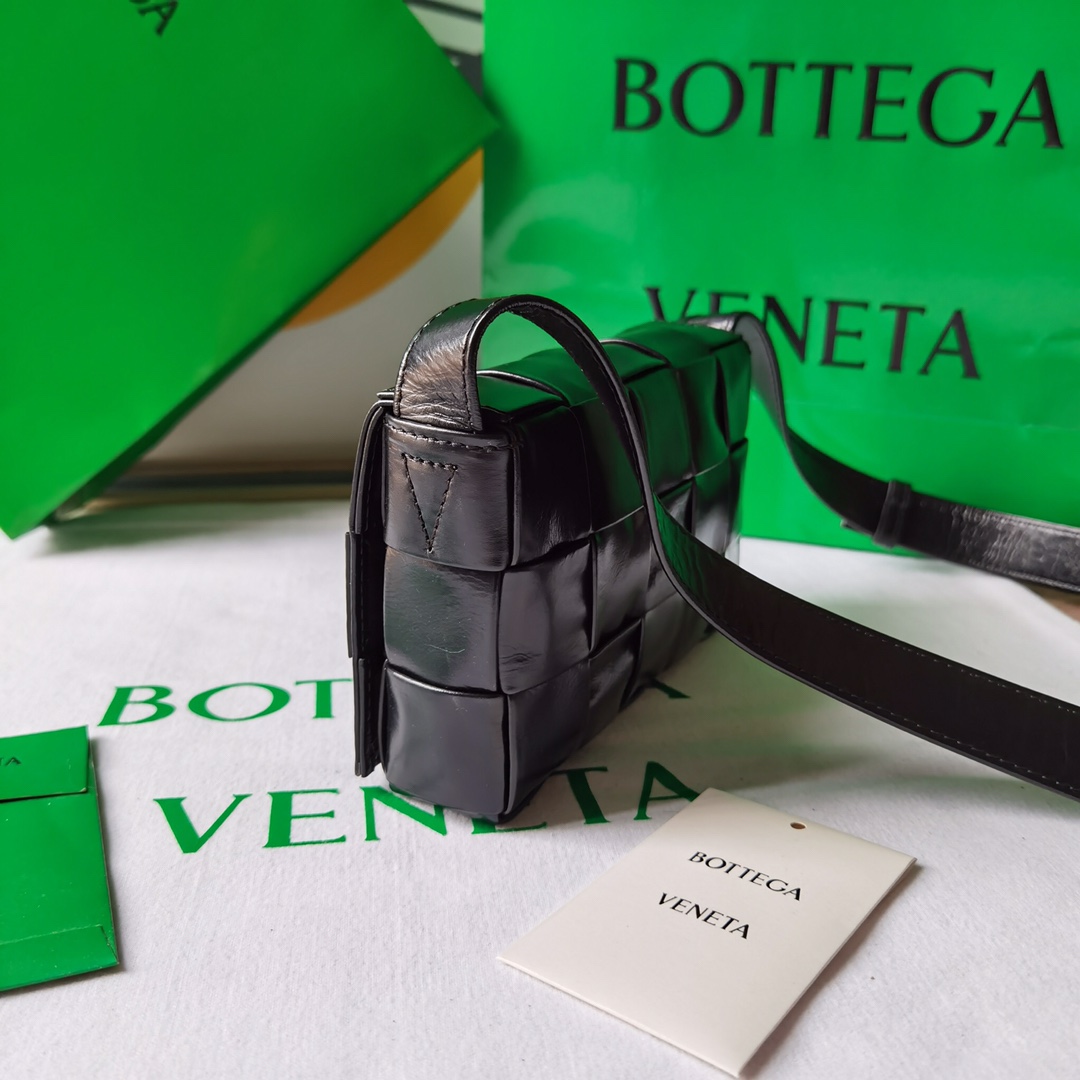 Bo*te*ga ve*ne*ta cassette bag-17.5x10.5x3.5cm