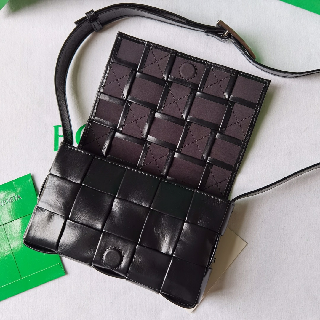 Bo*te*ga ve*ne*ta cassette bag-17.5x10.5x3.5cm