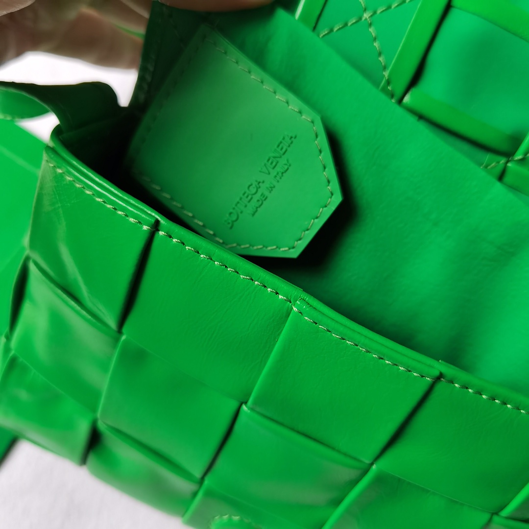 Bo*te*ga ve*ne*ta cassette bag-17.5x10.5x3.5cm