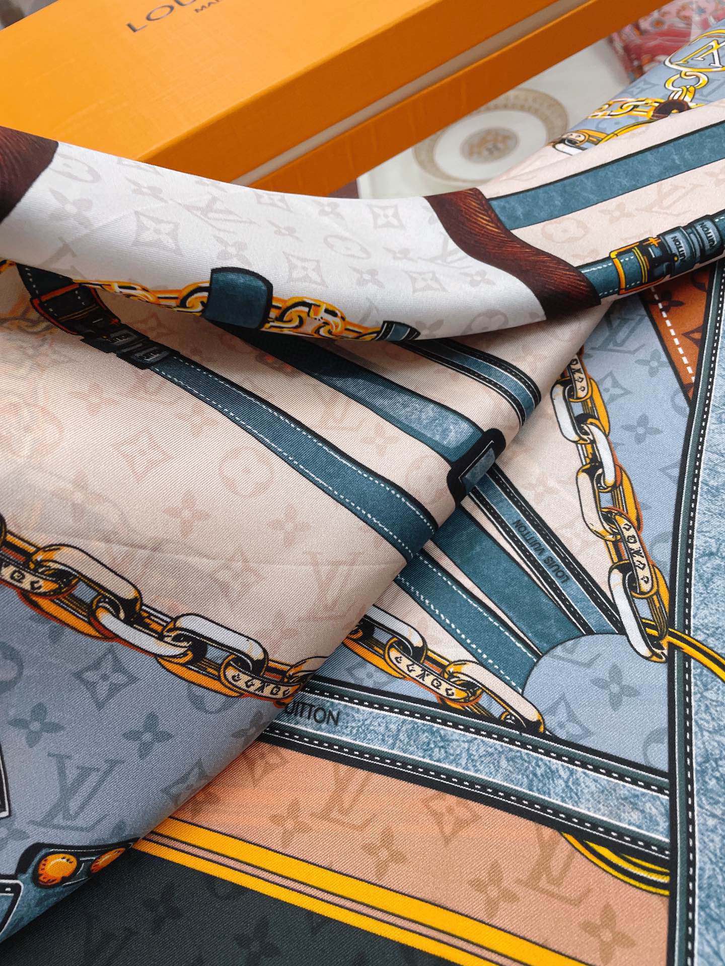 l**is V*t*n silk square scarf-90*90cm