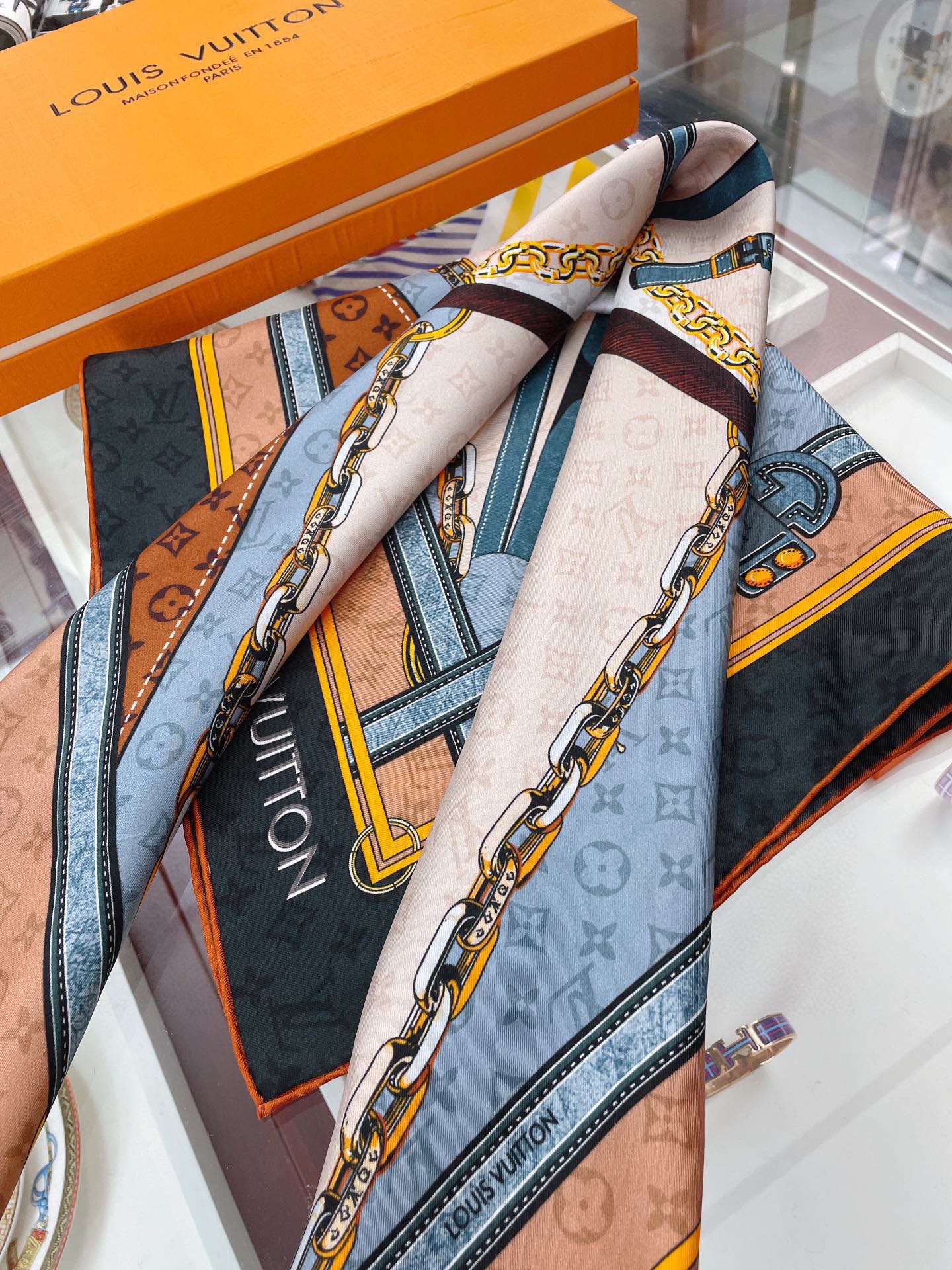 l**is V*t*n silk square scarf-90*90cm