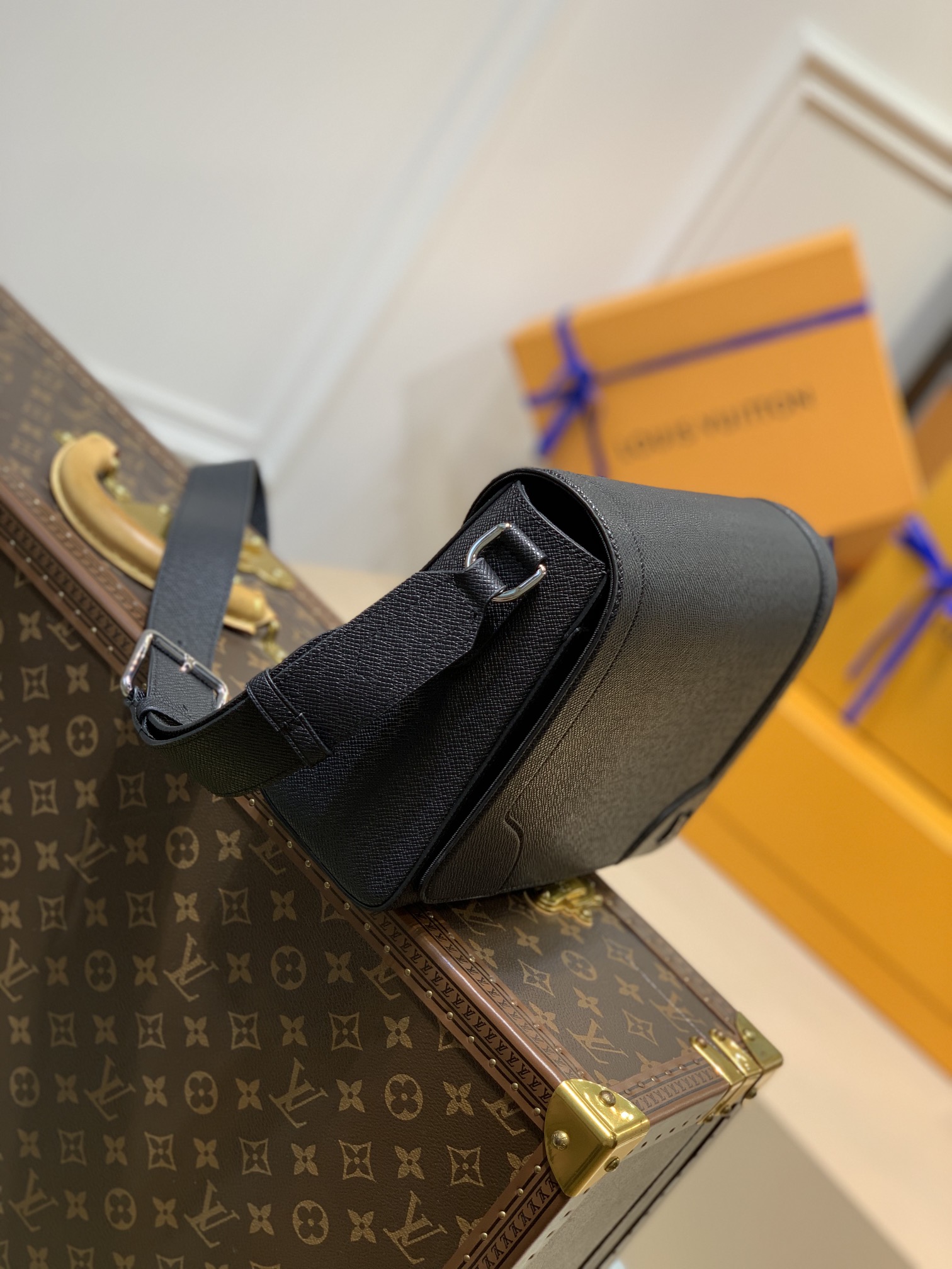 l**is V*t*n new flap bag-m30807-28.3 x 18.3 x 4.3cm