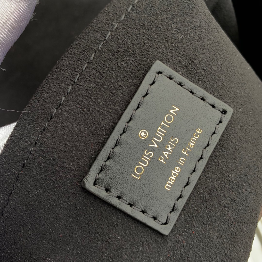 l**is V*t*n locky bb bag -21* 17.0*8cm