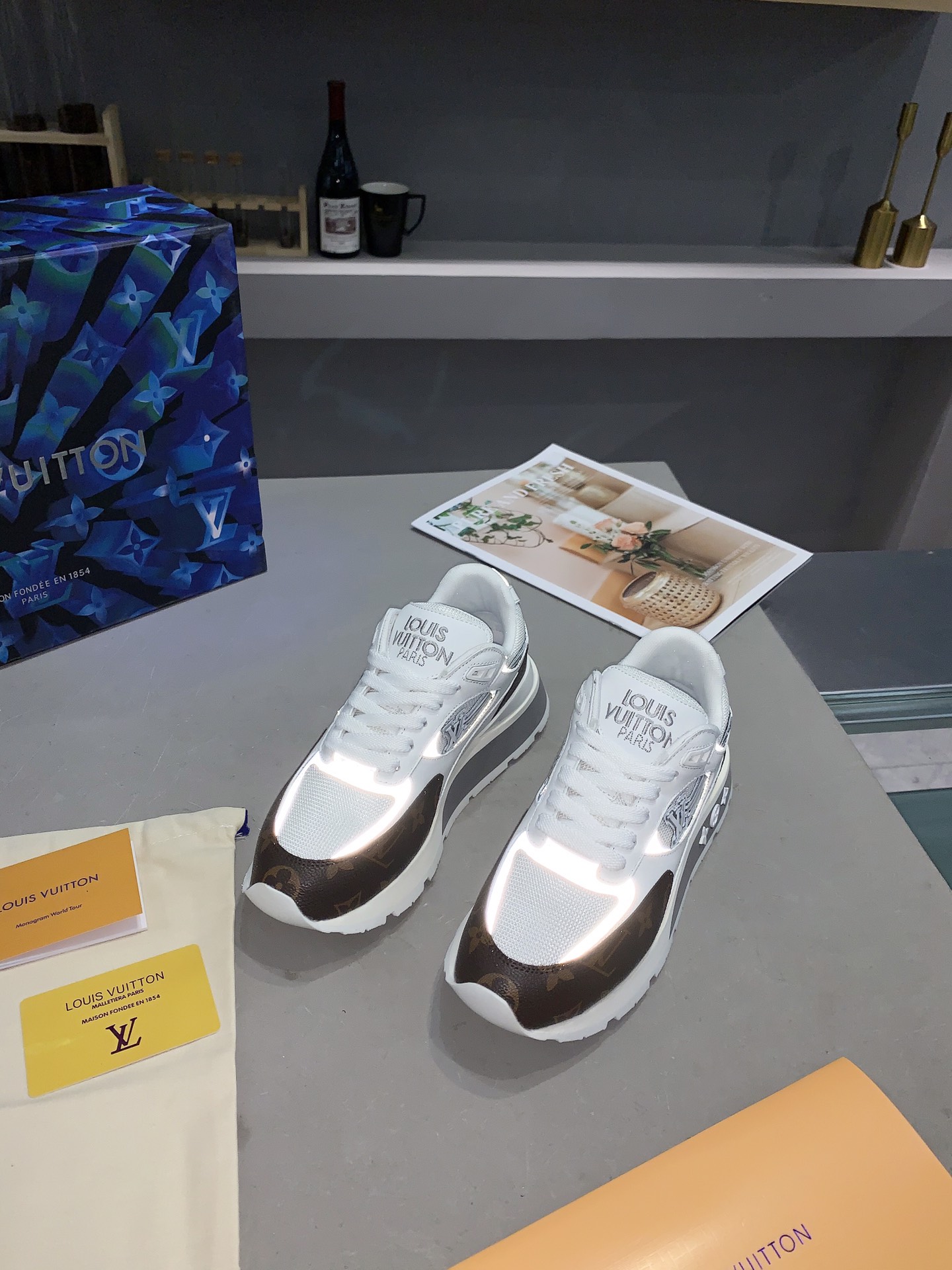 l**is V*t*n sneakers