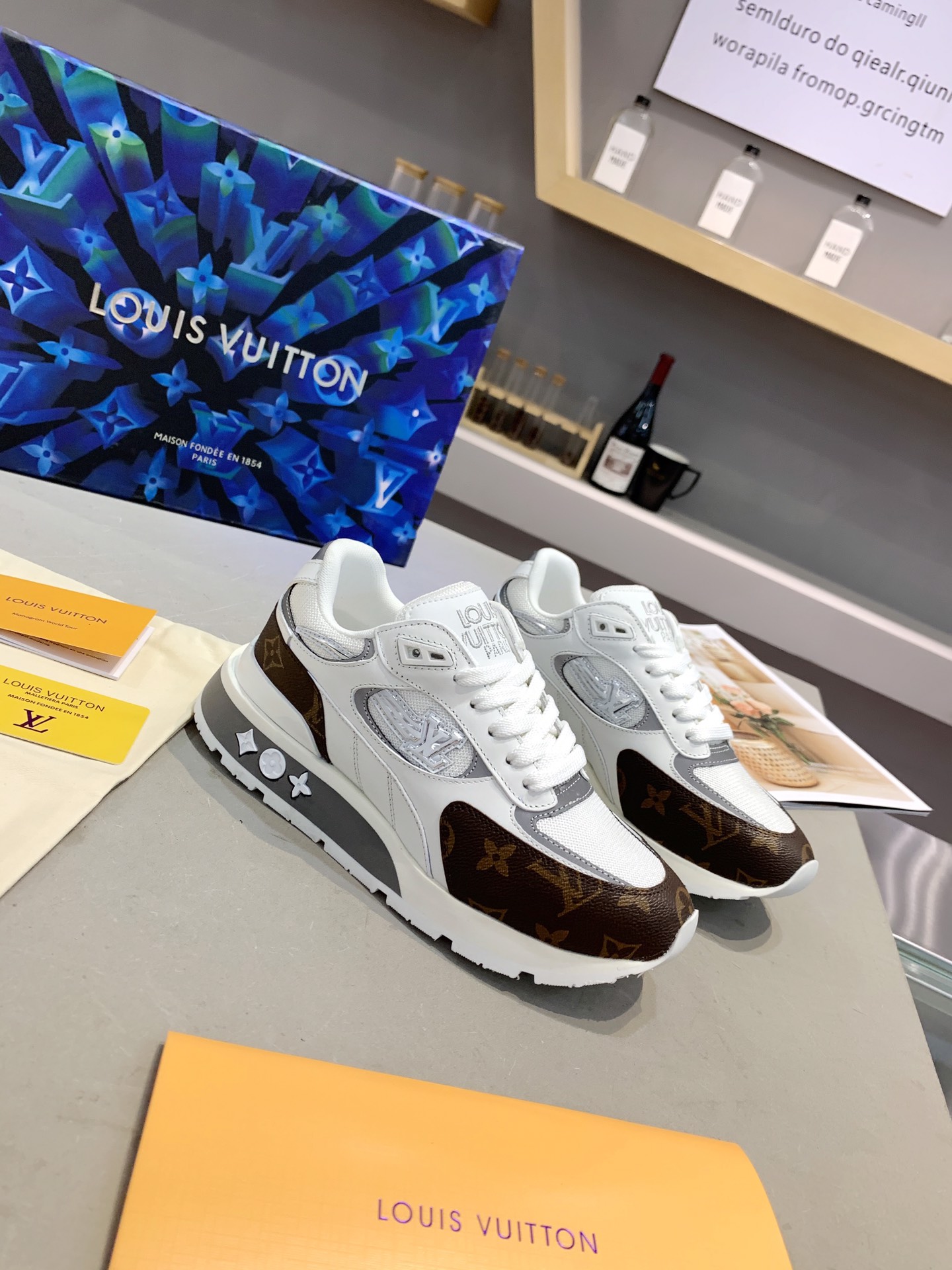 l**is V*t*n sneakers