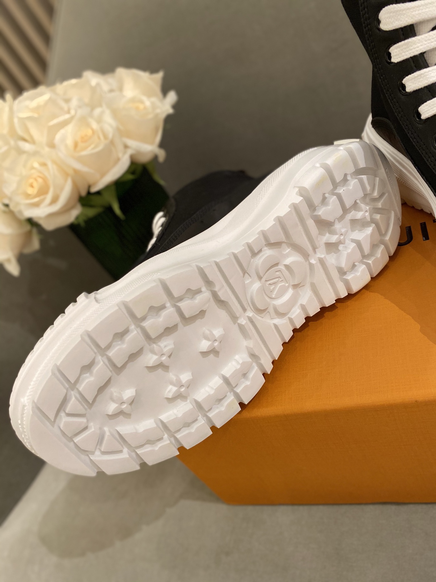 l**is V*t*n sneakers(eu35-41)