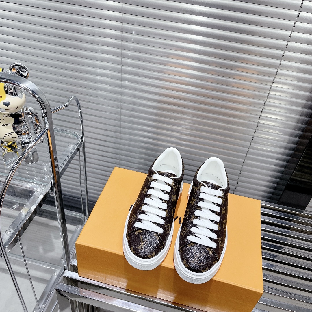 l**is V*t*n low-top sneakers