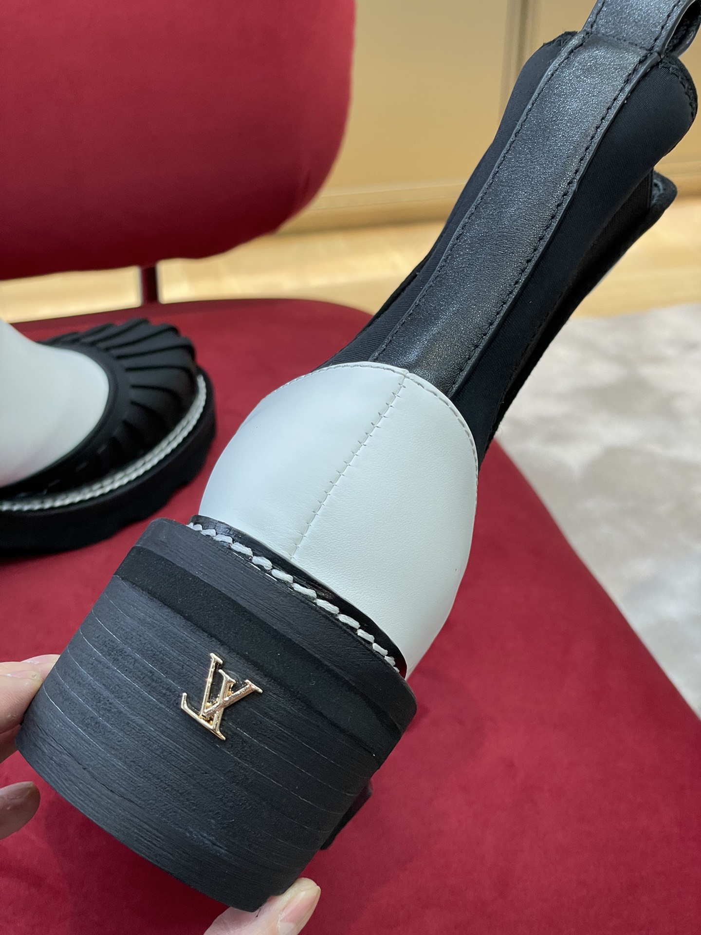 l**is V*t*n beaubourg boots