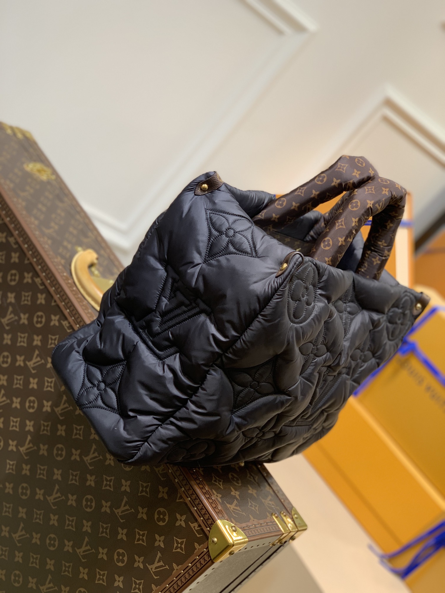 l**is V*t*n onthego handbag-41*34*19cm