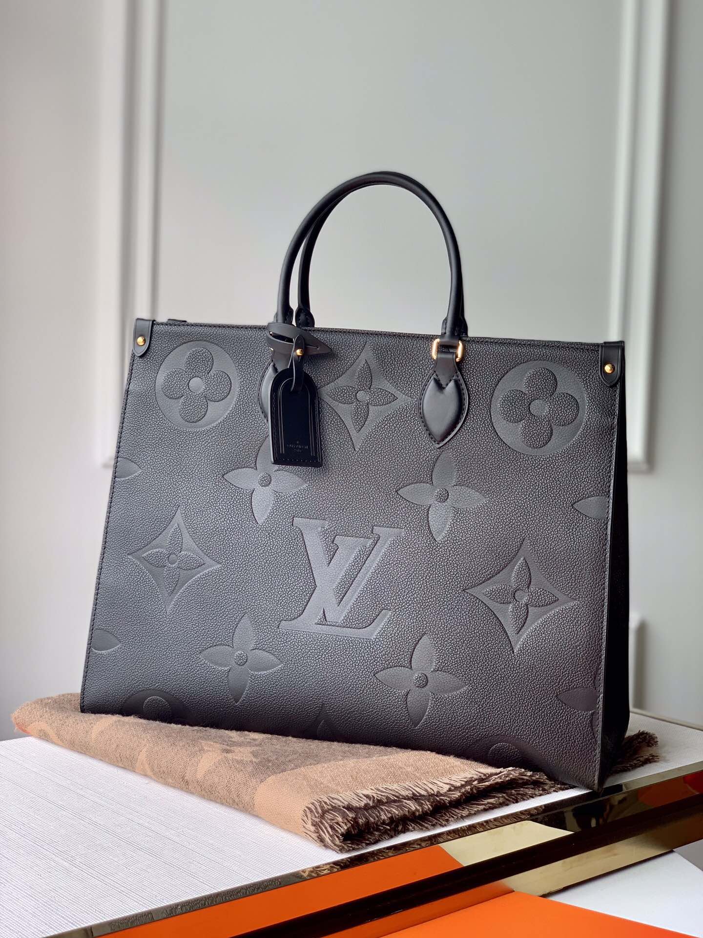 l**is V*t*n onthego handbag-41*34*19cm