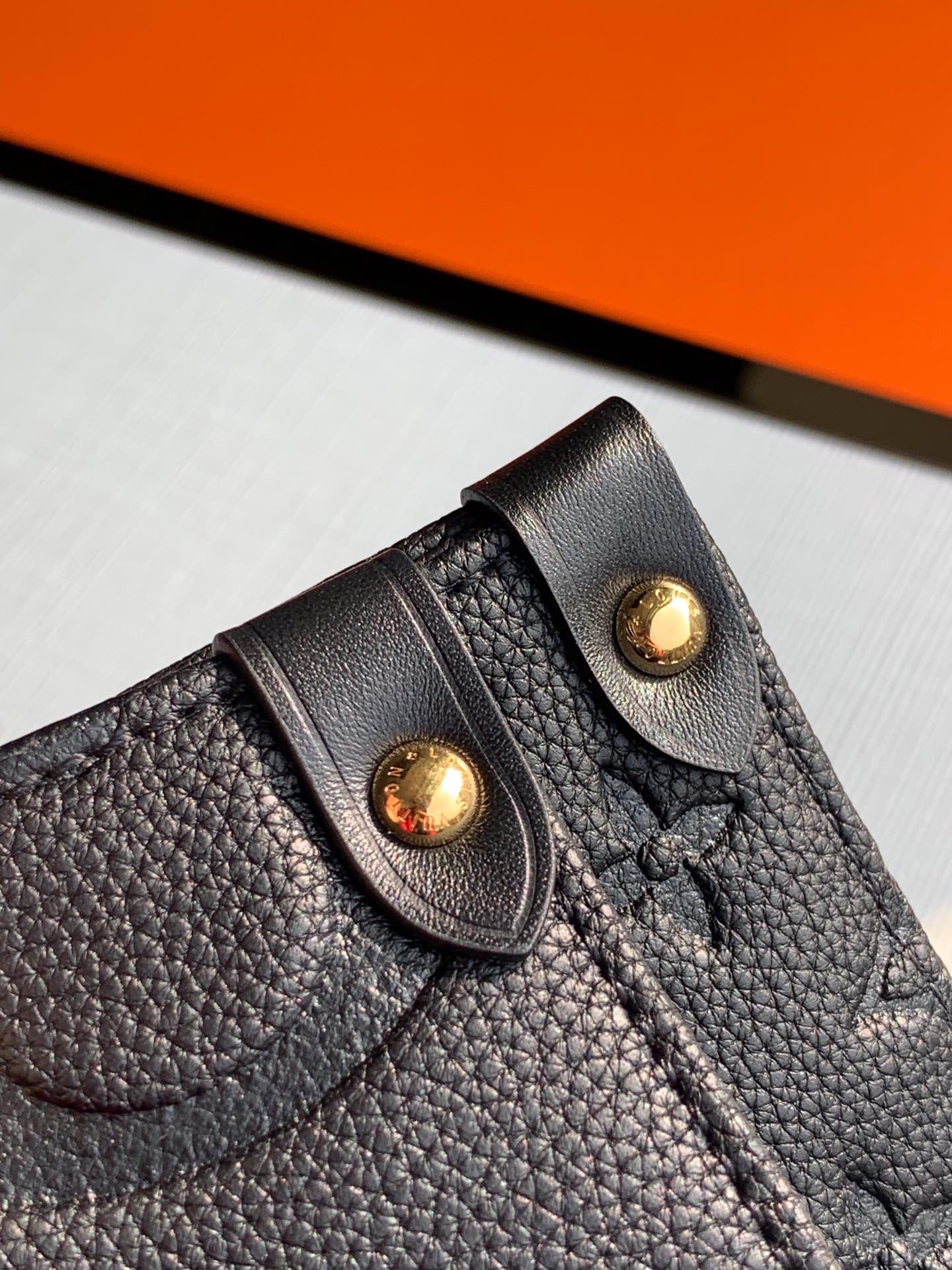 l**is V*t*n onthego handbag-35*28*15cm