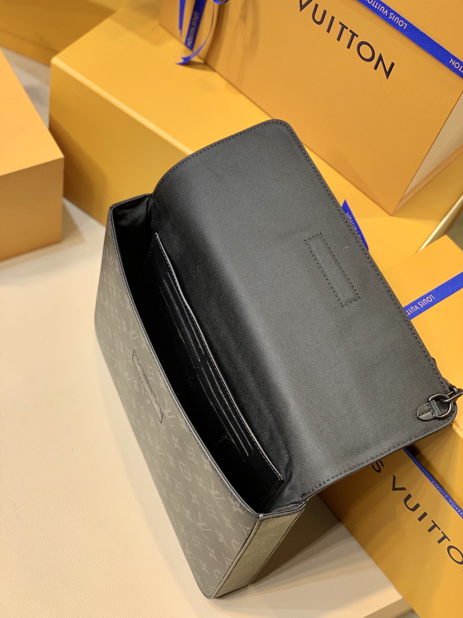 l**is V*t*n pochette steamer -m80107-32 x 22 x 4cm